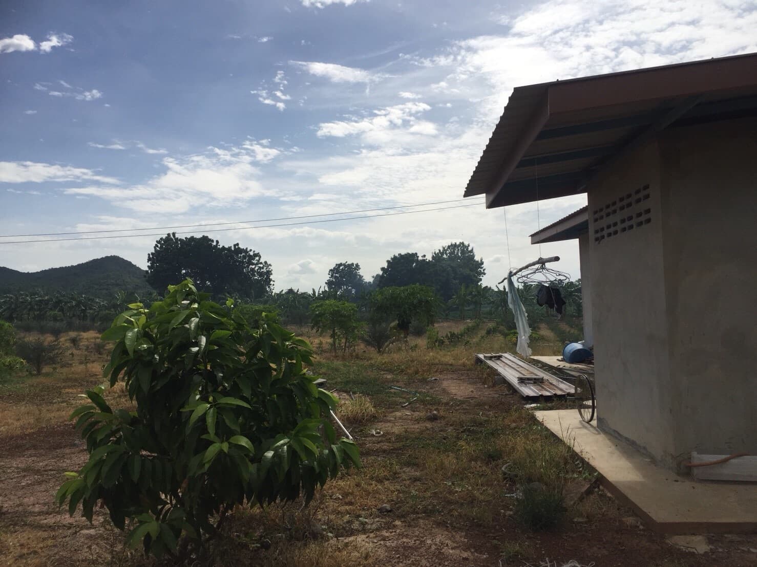 ขายบ้านพร้อมที่ดินราคาถูกติดถนนใหญ่หมายเลข (3468) ห่างจาก อบต.บ้านโข้ง 876 เมตร