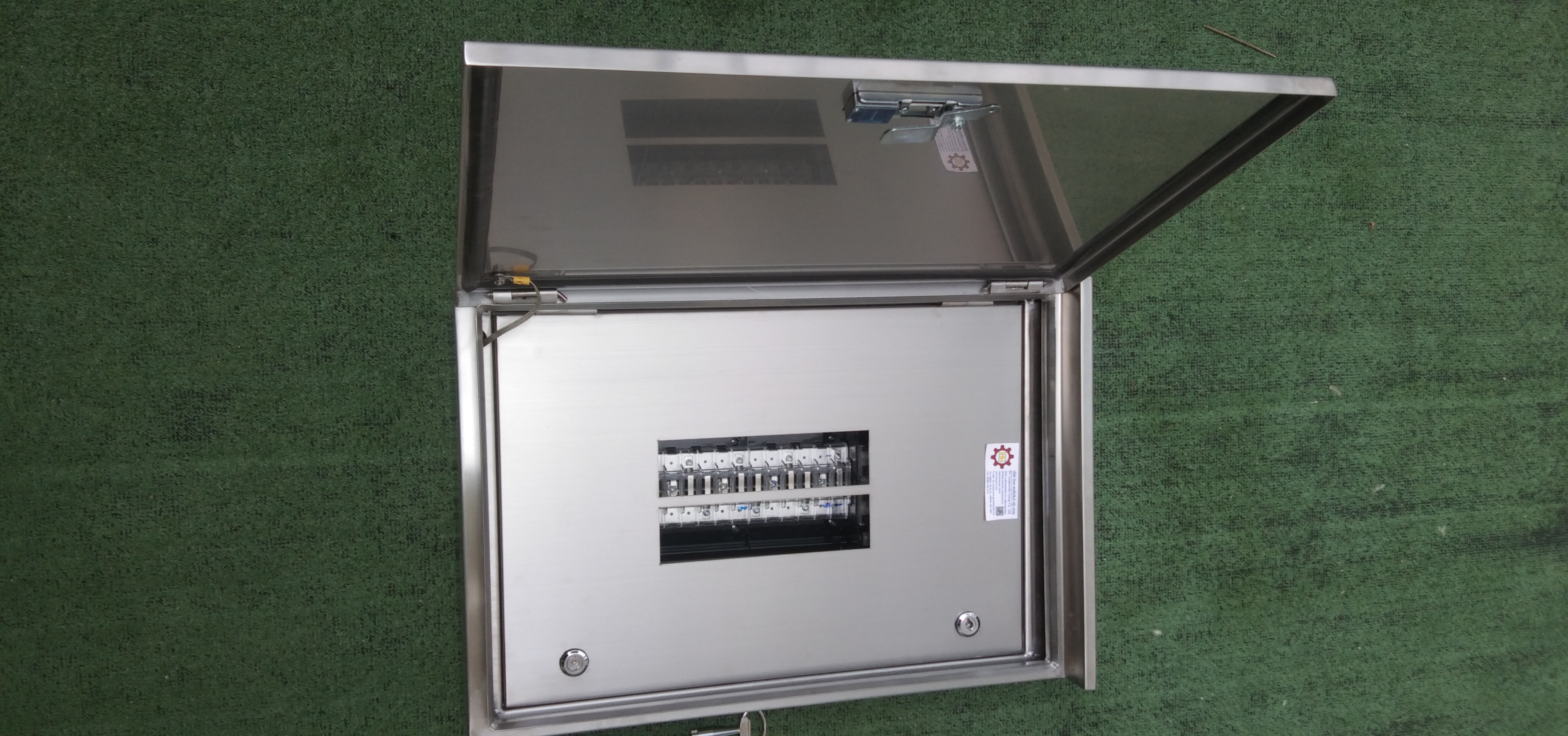 Main LUG 100A ตู้สแตนเลส 304 มีหลังคาสโลป W450xH650xD152mm. (24ช่อง)