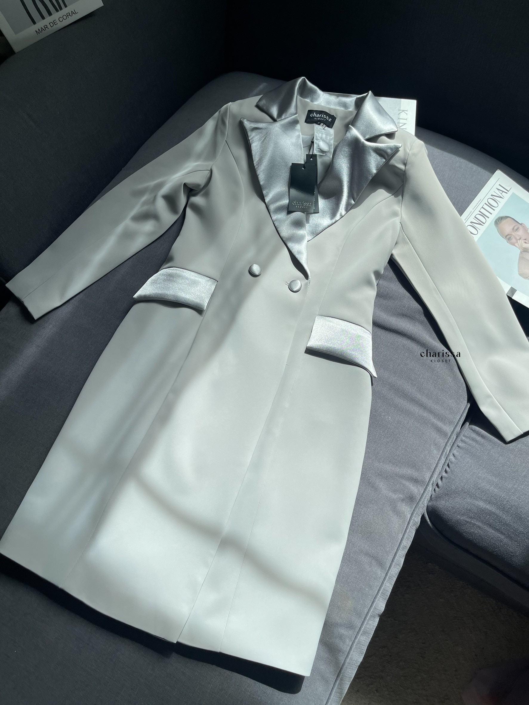 Dressuit ปกเงาทรงสอบ ผ้าดีมากก แพทเทรินซ์สวยอยู่ทรง ใส่ออกมาสวยเรียบหรูมากค่ะ เนื้อผ้าดี มีซับในทั้งชุด เป็นเดรสกระดุมหน้านะคะ กระเป๋าสามารถใช้งานได้จริง แต่งกระดุม 2 เม็ด ผ้าเดียวกับชุด