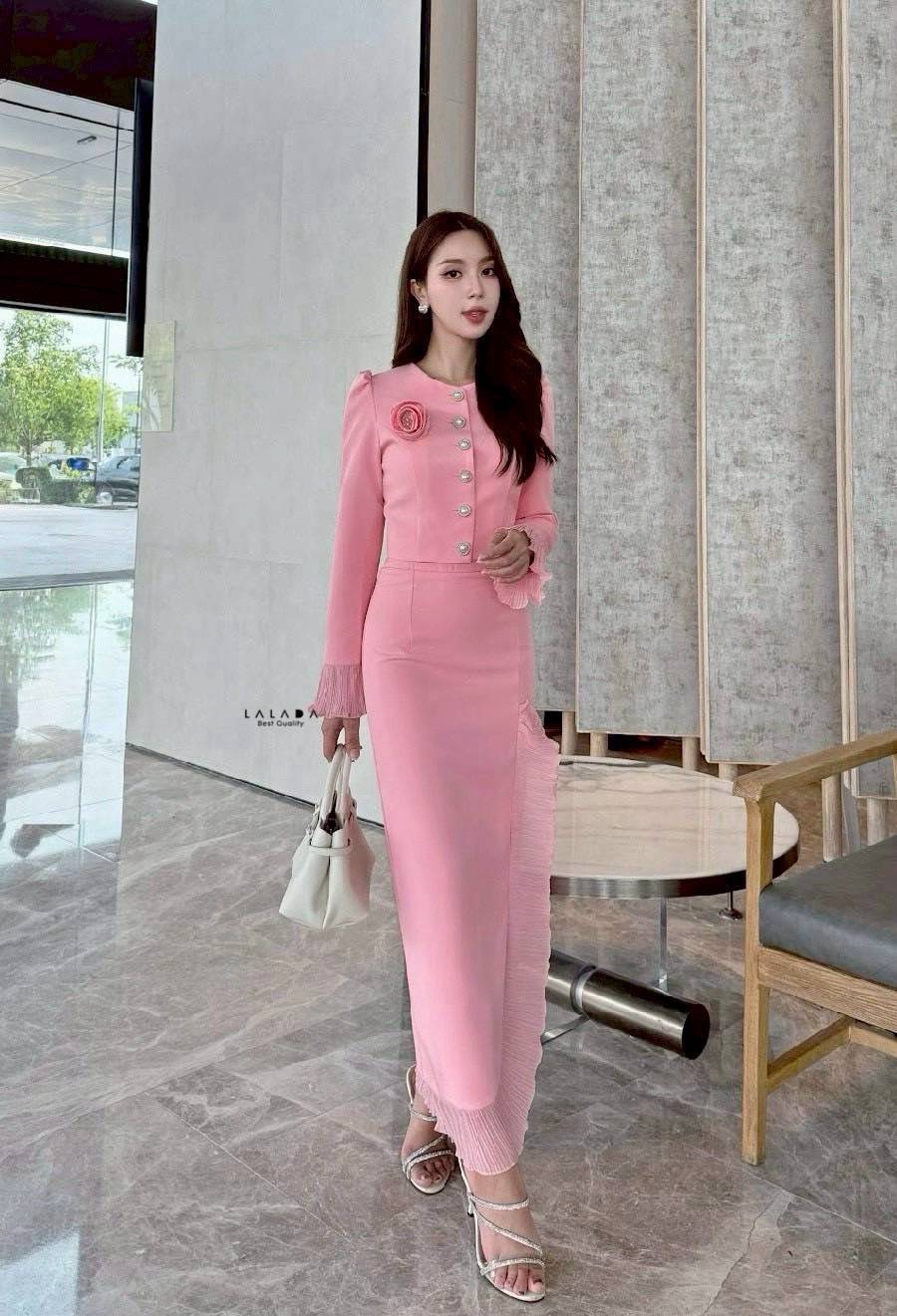 set 2 ชิ้นเสื้อสีเหลืองแขนยาวกระดุมหน้า ปลายแขนแต่งระบาย ตัดเย็บอย่างดีมีซับใน + เข็ดกลัดดอกไม้ + กระโปรงยาวเนื้อผ้าเดียวกันแต่งระบายด้านหน้า สวยลัคชู ใส่ไปไหนก็รอดค่ะ