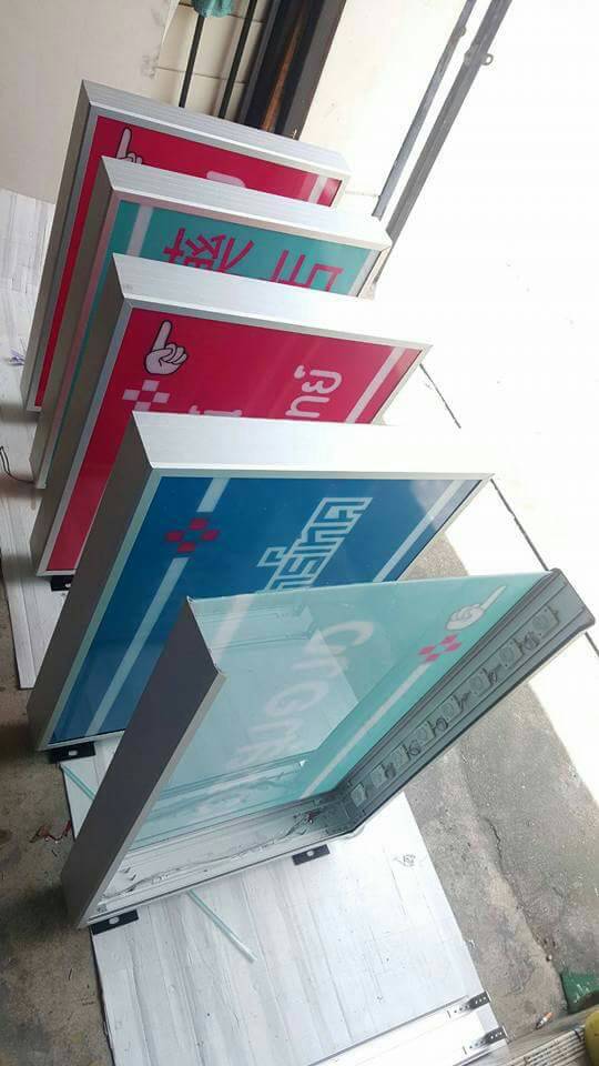 อักษรไฟและกล่องป้ายไฟ