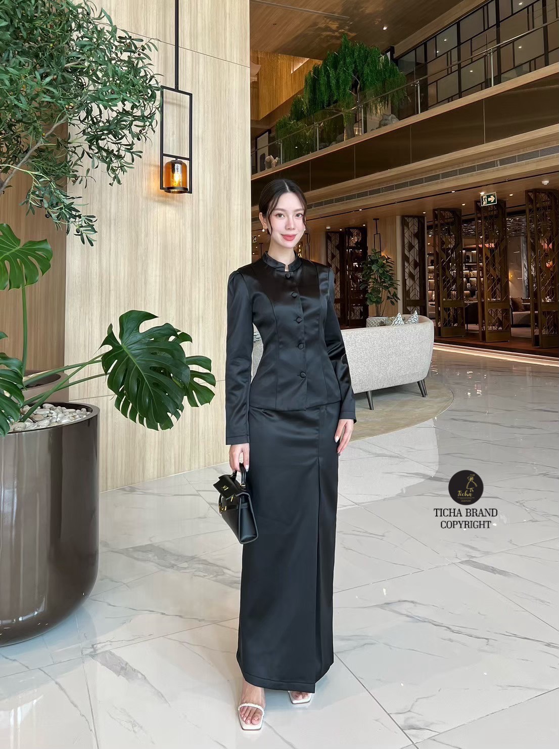 ชุดเซต2ชิ้น สีดำ ชุดไทยจิตรลดา เสื้อคอจีนแขนยาวแต่งกระดุมด้านหน้าใช้งานได้จริง มาคู่กับกระโปรงยาวทรงสอบดีเทลเย็บพับด้านหน้าให้ดูสวย ดีไซน์ผ่าหลัง (มีซิปหลัง) ทรงสวยเข้ารูปเป๊ะมาก