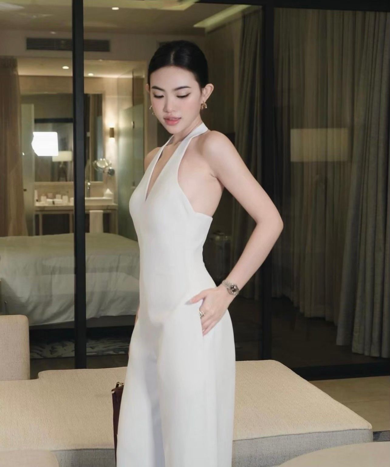 จั้มสูทกางเกงขายาว สีขาวมีความเรียบหรูดูแพง ชุดมีซับใน หน้าอกมีฟองน้ำ มีซิบด้านหลัง กางเกงมีกระเป๋าทั้ง2 ข้าง เนื้อผ้าดีมากๆ ชุดนี้บอกได้คำเดียวสวยหรูดูแพง ใส่สวยมาก ใส่ทำงาน ออกงาน แนะนำเลยคร้า ต้องมีเก็บนะชุดนี้ ช้าหมดก่อนนะบอกเลย ห้ามพลาดคร้า