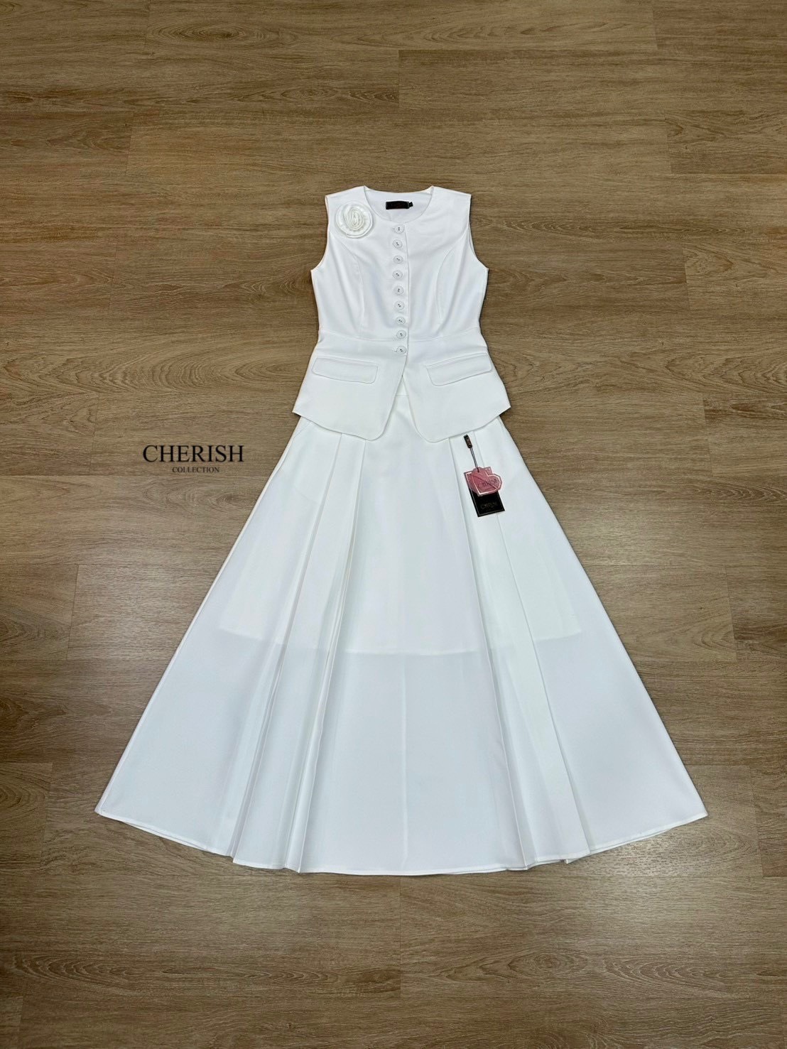 ชุดเซ็ท เสื้อ+กระโปรง สไตล์คุณหนู เรียบหรูดูผู้ดี เสื้อแขนกุดตัวยาวตกแต่งกระดุม มีกระเป๋า 2 ข้างใช้งานได้จริง มาพร้อมเข็มกลัดดอกไม้ จะติดตรงไหนก็ได้ตามใจชอบ ตัวกระโปรงบานเอวสูงจับจีบหน้ามีกระเป๋า 2 ข้าง ซับในอย่างดี จะใส่เดินห้างหรือไปงานสังสรรค์เข้าสังคม