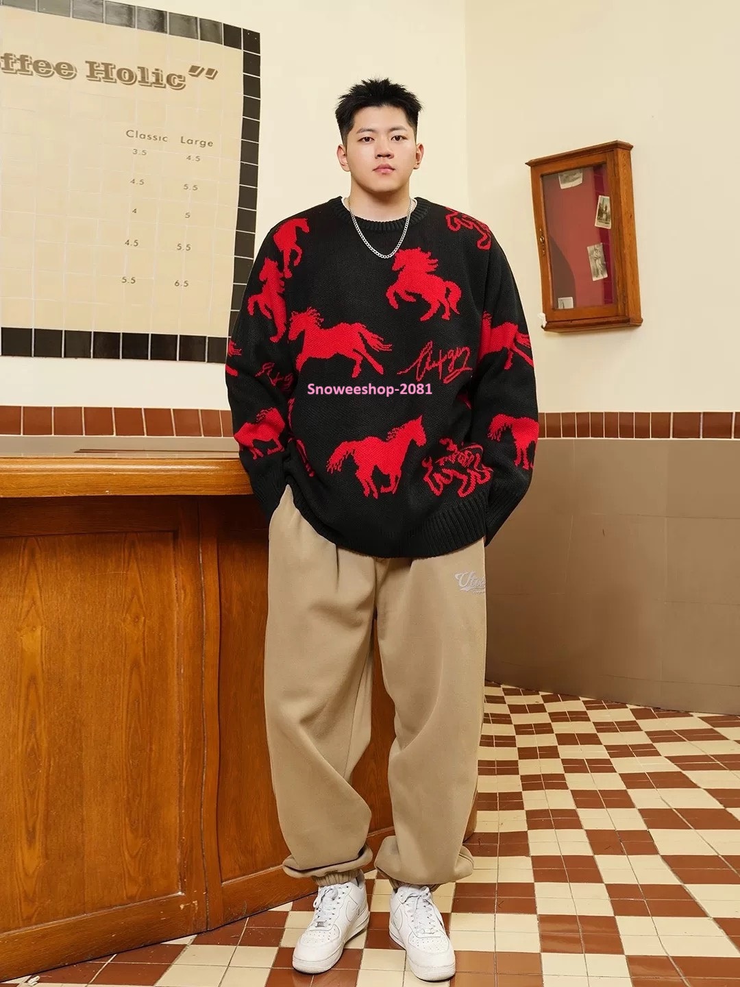 ลายม้าเท่เกินต้าน! ใส่แล้วดูแพงแบบโอปป้า เสื้อสเวตเตอร์คอกลมสไตล์เกาหลี ใส่ได้ทั้งชาย-หญิง ดีไซน์เรียบแต่ดูมีคลาส หนา อุ่น ใส่สบายสุด ๆ ใส่เที่ยวต่างประเทศก็เอาอยู่ ขนาดใหญ่พิเศษ 2XL – 8XL (ถึงอก 58") มีให้เลือก 2 สีเท่ๆ — ดำ / แดง