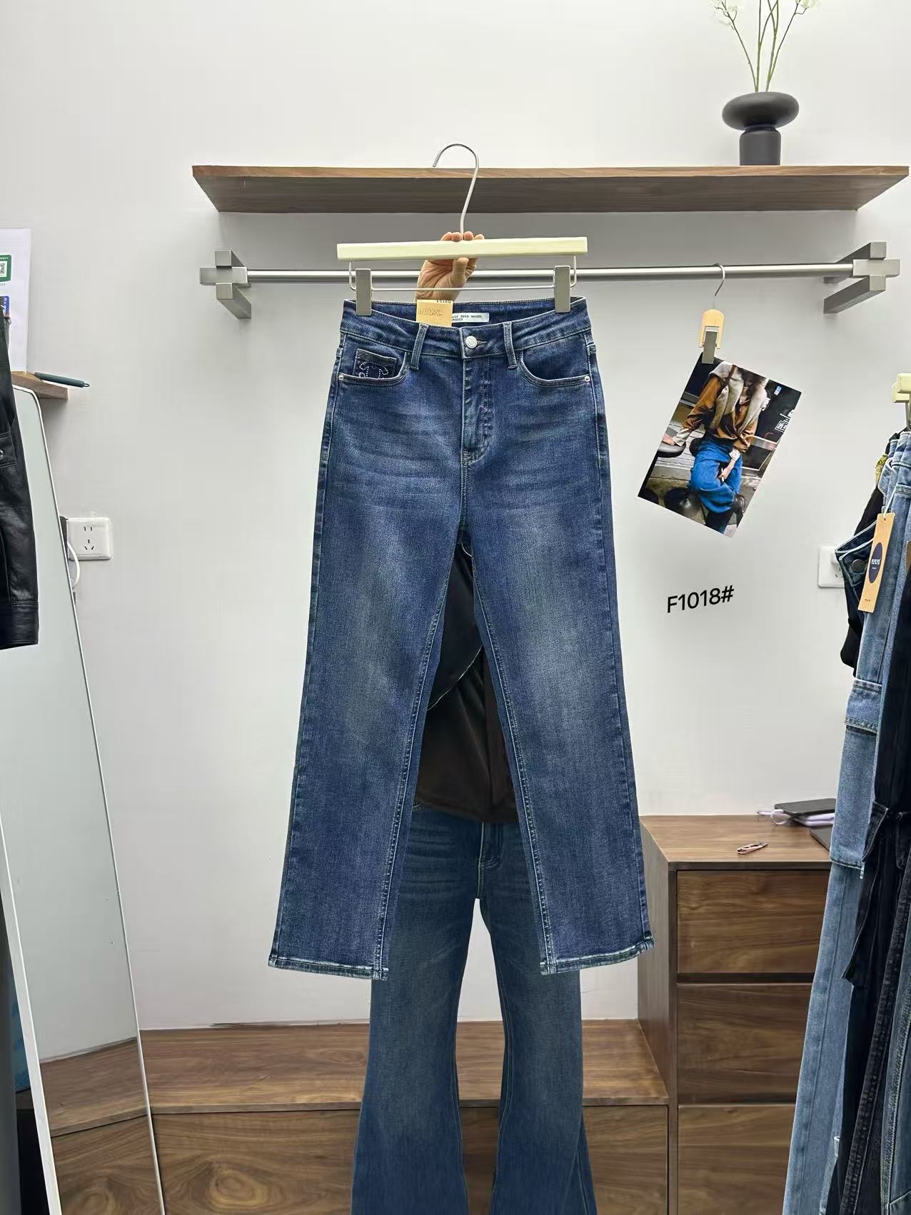 No.RGF1018# S-XXL - กางเกงยีนส์ขากระบอกเล็ก8ส่วน ทรงขาตรง สีเข้มสวยมาา ทรงเรียบๆ ดีเทลปั๊มโลโก้ตรงกระเป๋าข้างหลัง ใส่น่ารักจริงๆ งานผ้านิ่มมาก ใส่สบายสุดๆ ผ้ายีนส์ยืดหยุ่นได้เยอะค่ะ ใส่ทรงสวยทุกส่วน