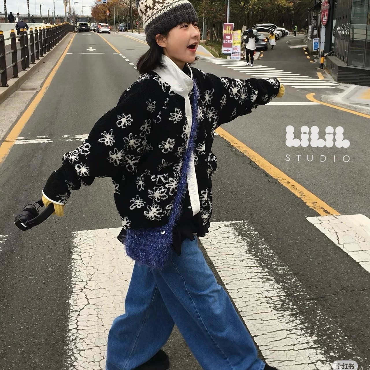 เสื้อกันหนาว งานเสื้อขนแกะลายดอกไม้ ลายโซคิ้วท์ ตัวเสื้อน้ำหนักเบา ความยาวคลุมสะโพก กระเป๋าข้างซิปหน้ารูดสุดถึงคอ เข้าใจนักเดินทางสุด