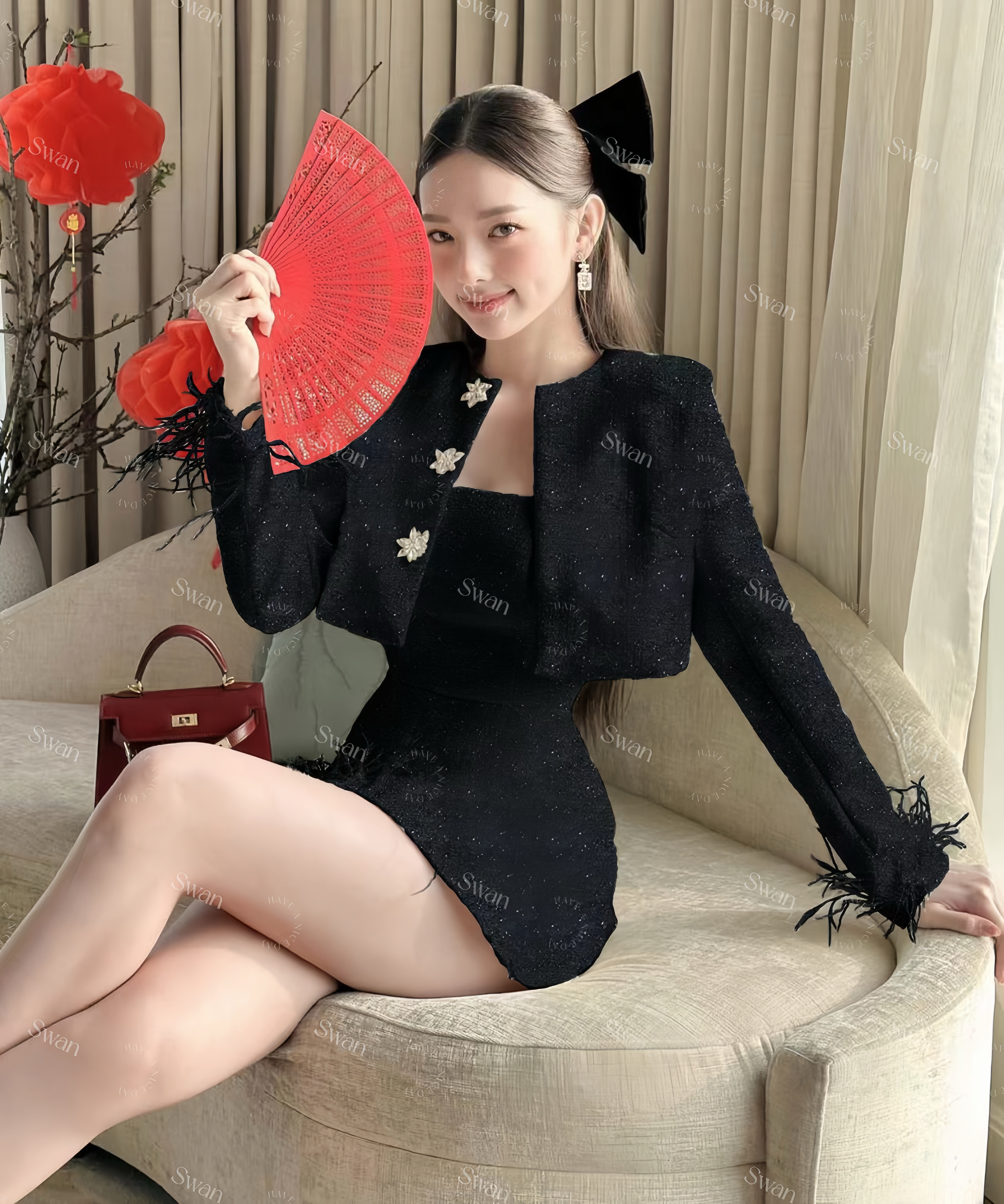 เซทเสื้อคลุมแขนยาวผ้าทวิตสีดำ แต่งกระดุมเพชรดอกไม้ ปลายแขนแต่งขนนก + มินิเดรสเกาะอก แต่งปลายเดรสด้วยขนนก สวยดูแพงมาก ห้ามพลาดค่า