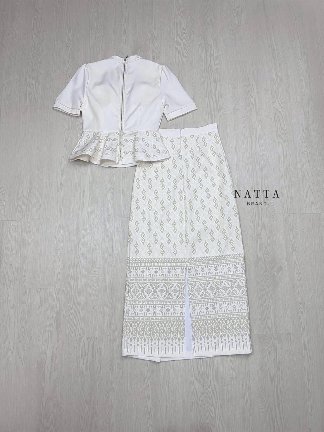ชุด Set 2 ชิ้น เซ็ตชุดผ้าไทยเสื้อสีขาว ซิปด้านหลัง แต่งระบายชายเสื้อพิมพ์ลายไทย เพิ่มความน่ารักด้วยโบว์ด้านหน้า เสริมฟองน้ำทรงสวยมากขึ้น มาคู่กับกระโปรงผ้าพิมพ์ลายทั้งชุด ผ้าทรงกระสอบเข้ารูปกำลังดี #NATTABRAND #ป้ายNATTA #งานตามหา #เสื้อผ้างานป้าย #งานป้า