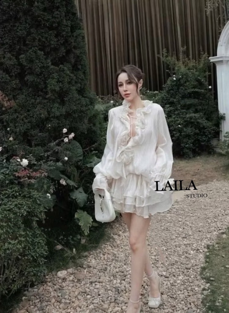 Tag: LAILA Detail: งานมินิเดรสแขนยาวแต่งระบายๆช่วงอกแต่งเชือกสานด้านหน้าพร้อมเข็มกลัดดอกไม้ ตัวแขนแต่งพองๆปลายกระดิ่งสวยๆ มาในโทนสีครึม/ดำ ตัวเดรสเป็นงายผ้าชีฟองเบาสบาย ดีไซน์แต่งชั้นๆช่วงปลายเดรส ลุคสวยสไตล์สาวเวียดนามสุดๆค่า **งานแฟชั่นนำเข้าby laila**