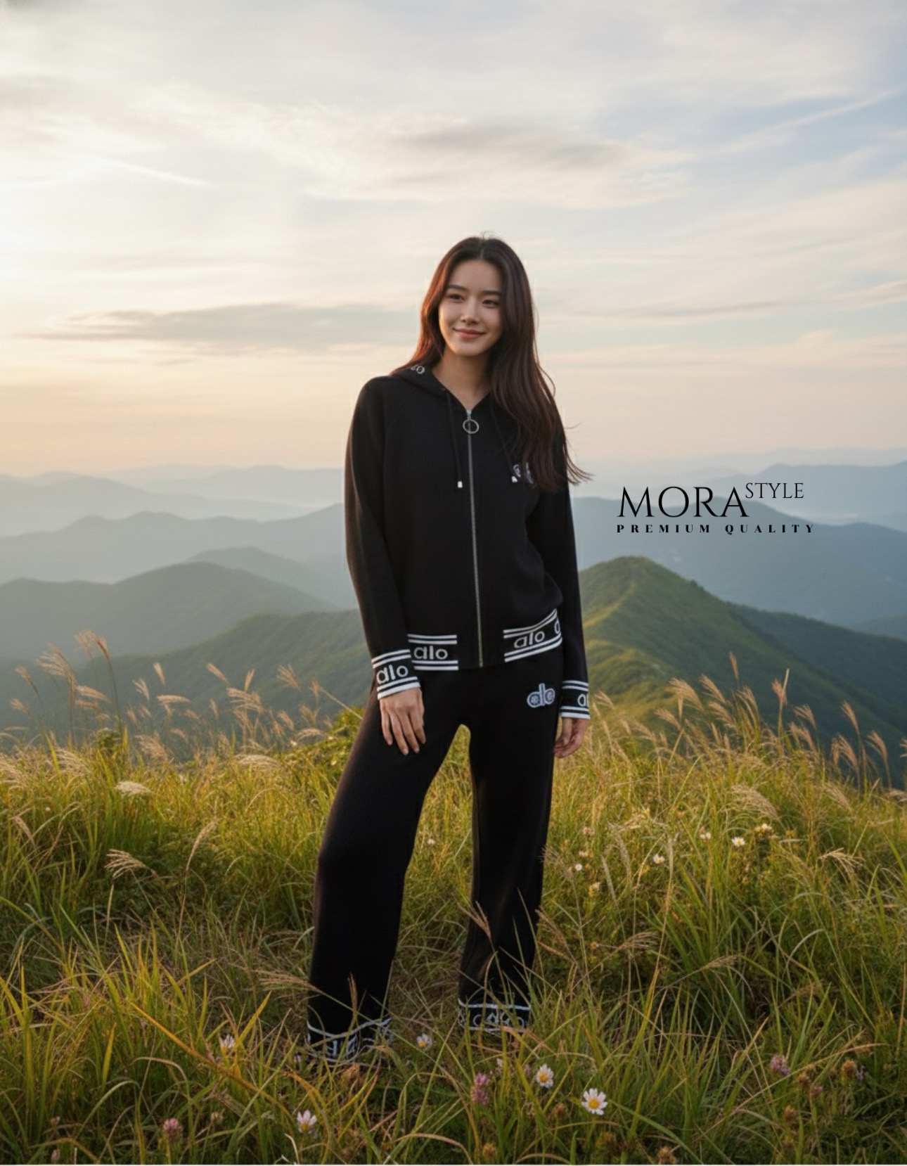 เซ็ตไหมพรม 2 ชิ้น เสื้อแขนยาวมีฮู้ดหมวกงานซิปรูดด้านหน้า มาพร้อมกับกางเกงขายาวปักแต่งโลโก้ทั้งเซต ใส่เที่ยวขึ้นเขาขึ้นดอยได้หมดเลยค่ะ