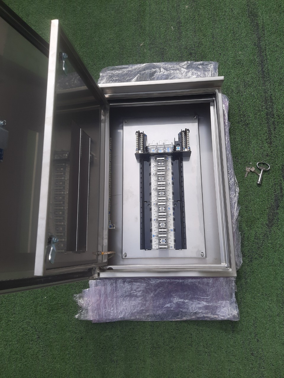 Main LUG 100A ตู้สแตนเลส 304 มีหลังคาสโลป W450xH650xD152mm. (36ช่อง)