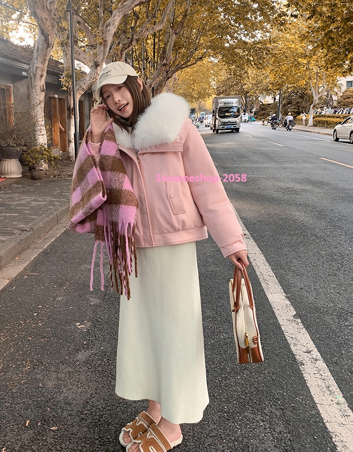 แค่ใส่ก็ได้ลุค “Luxury Winter Girl” แจ็คเก็ตดาวน์ปกขนเฟอร์ ทรงโอเวอร์ไซส์สุดเก๋ กันหนาวติดลบได้จริง ใส่ถ่ายรูปก็สวยปัง! มี 6 สี เลือกแมทช์ได้ทุกสไตล์