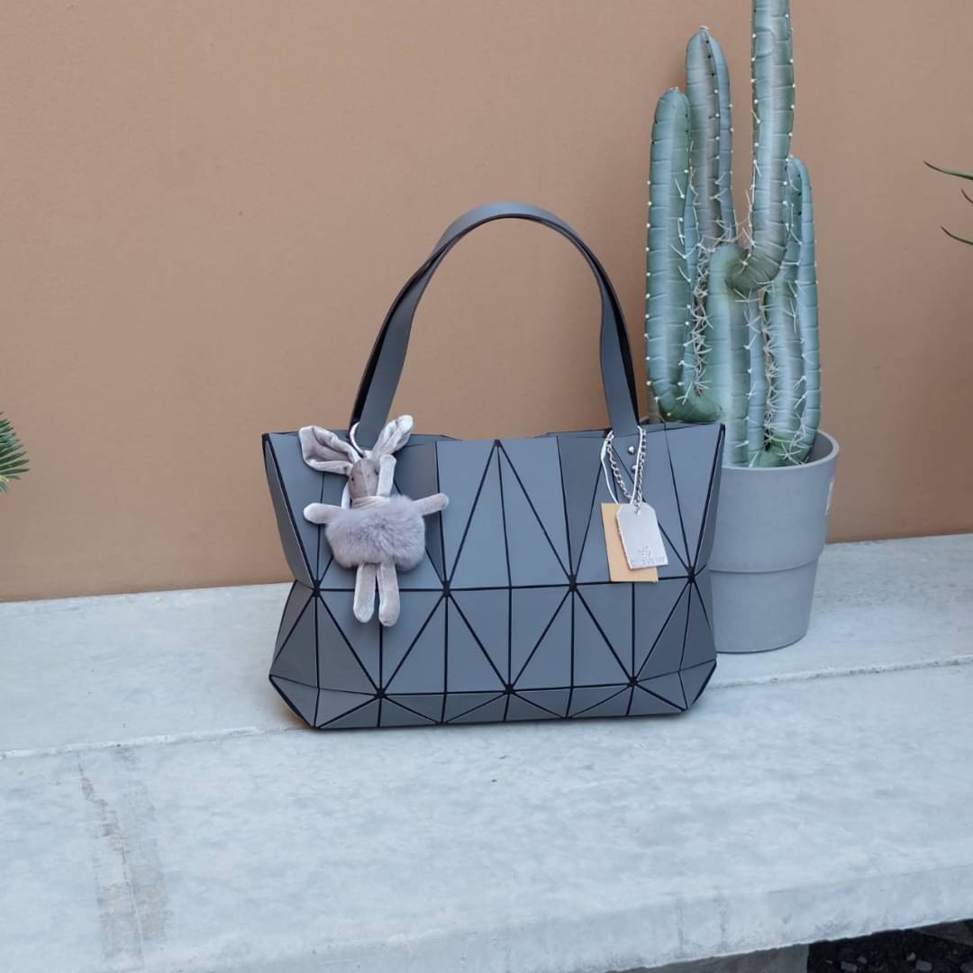 กระเป๋าสะพายไฮโซเก๋ๆลายเลขาคณิตเดวิดโจนส์สีเทาห้อยพวงกุญแจหมี David Jones tote bag