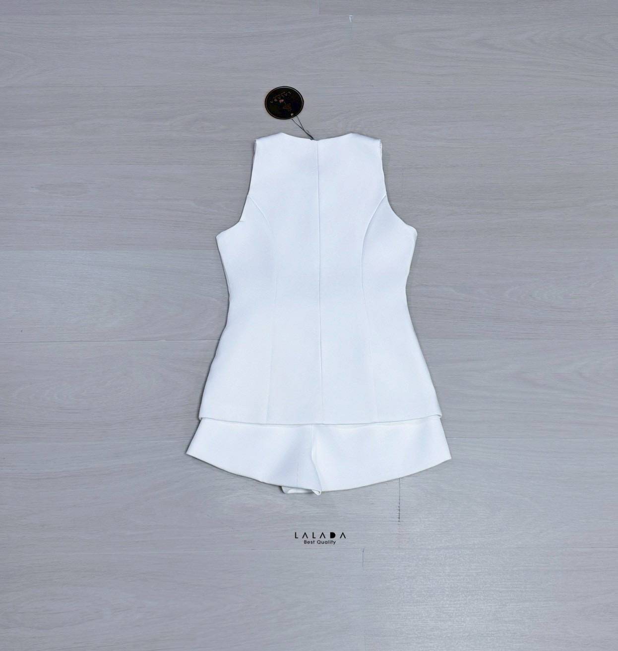 set 2 ชิ้น เสื้อแขนกุดกระดุมหน้าตัดเย็บอย่างดี มีกระเป๋าสองข้างใช้งานได้จริง เนื้อผ้าอย่างดี จับแมทช์กับกางเกงขาสั้น งานซิปหลัง สวยแกลม