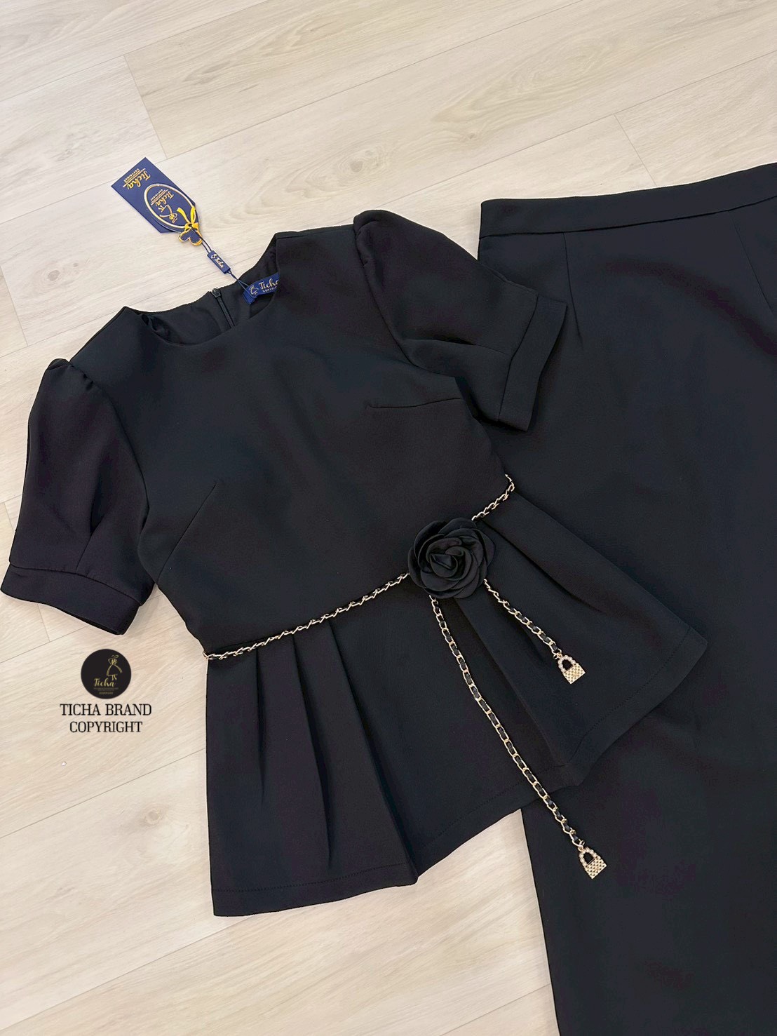 Set 2 ชิ้น สีดำคอกลม เสื้อแขนสั้น ดีเทลจับจีบช่วงแขนและชายเสื้อ (มีฟองน้ำเสริม ) แมทซ์กับกระโปรงยาว มีกระเป๋าใช้งานได้จริงทั้ง 2 ข้าง มีซิปหลังซ่อน ชับใน ผ่าหลัง มาพร้อมเข็มขัด ใส่แมทส์กันสวย ลัคชูสุดๆ ห้ามพลาดนะคะ