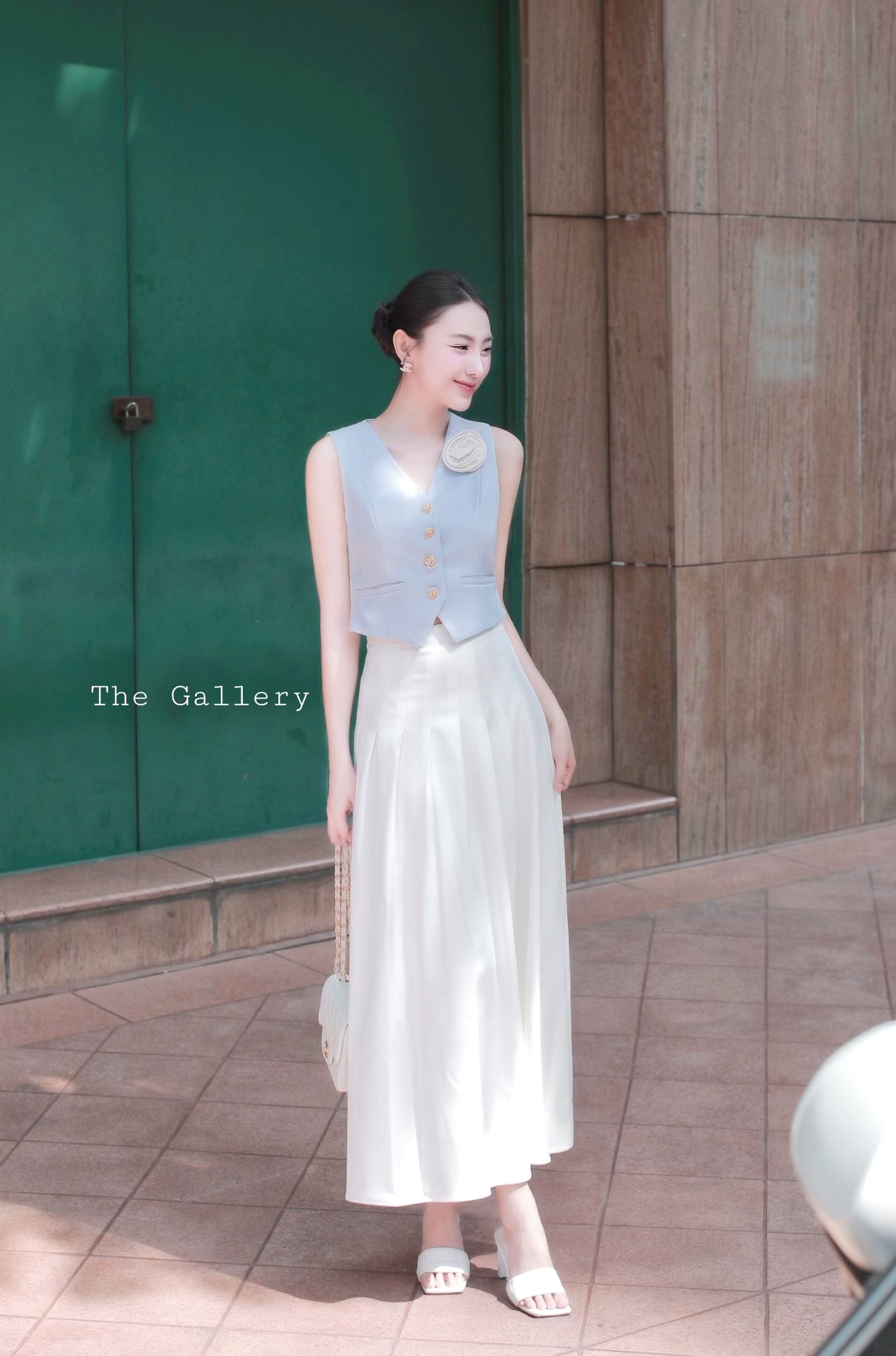 ชุด set พร้อมเข็มกลัดดอกไม้ เสื้อกั๊กทรงสวยและกระโปรงจับจีบรอบชิคสุด ๆ เนื้อผ้าพรีเมี่ยม สวยครบจบในชุดเดียว ราคาสุดคุ้มมากเวอรรรร์ จะทำงาน/ใส่ไปที่ใด ๆ คือ เริ่ดด ห้ามพลาด ตำด่วน.