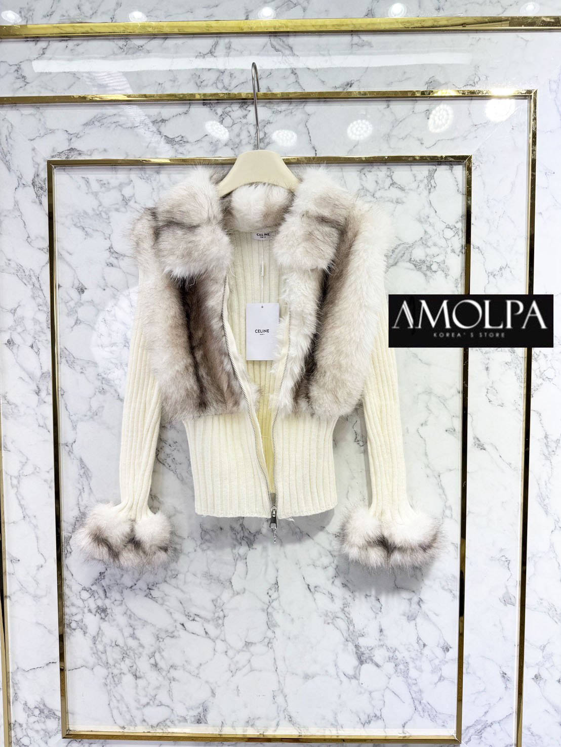 JACKET CEL ขนเฟอรร ซิปหน้า มีอะไหล่LOGO ห้อยตุ้งติ้ง งานสวย พื้นจะเป็นผ้าร่องใหญ่ทอแน่น แต่งปกคลุมด้วยเฟอร์ช่วงหน้าอกและปลายแขนมิ้ง เนื้อผ้านิ่มมากกกกก หนานุ่มแน่น.... งานน่ารักมาก ผ้าใส่สบายมากกกก เนื้อผ้าดีมากๆค่ะค๊าลูกค้า ใส่แล้วไม่ร้อนระบายความร้อนได้