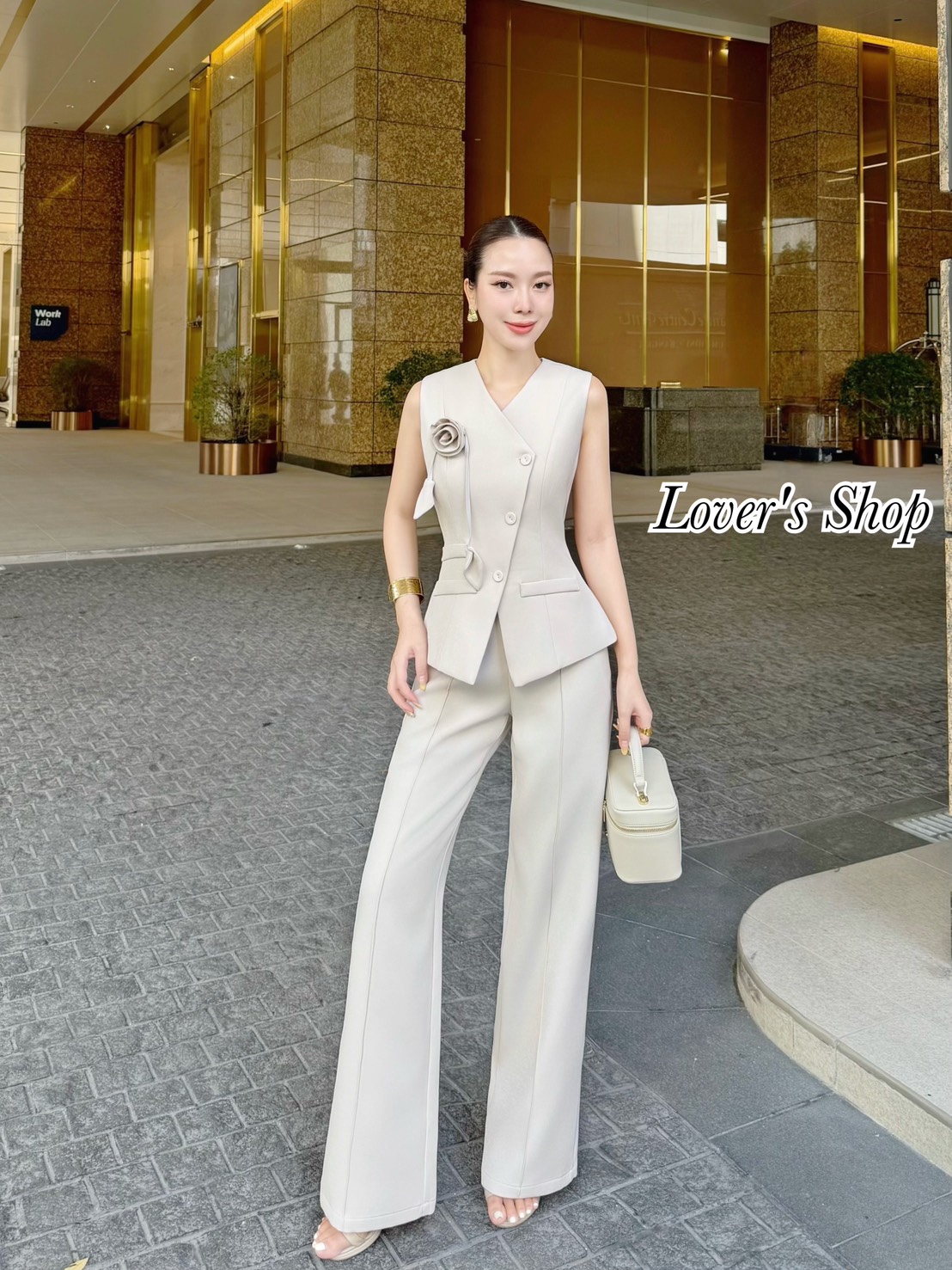 Teg : Lover’s Shop Detail : Set.3ชิ้น เสื้อ+กางเกง+เข็มกลัดดอกไม้(ถอดได้ค่ะ) ดีเทลเสื้อทรงแขนกุดปิดหัวไหล่ เข้ารูป กระดุมหน้า งานมีซับในอย่างดีค่ะ กระเป๋าตัวเสื้อเป็นงานตกแต่งใช้งานไม่ได้นะคะ แม็ทกับกางเกงเอวสูง ทรงขากระบอกกลาง ขาตรง