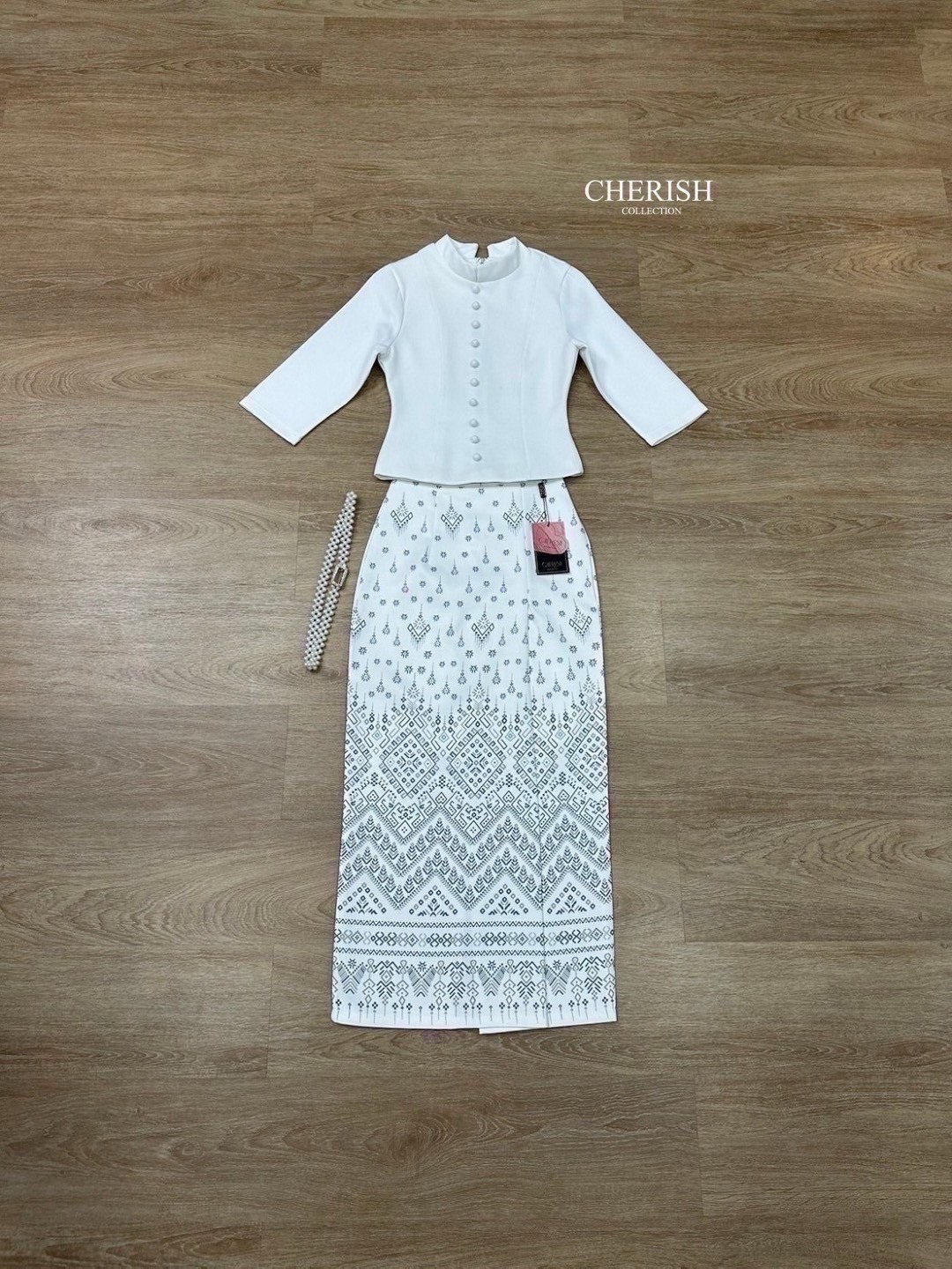 เช็ท 3 ชิ้น ชุดงานบุญ ชุดไทยหรือจะใส่เป็นธีมชุดเพื่อนเจ้าสาวก็เหมาะ ใส่ได้ทุก เทศกาล ดีเทล เสื้อคอกลมแต่งกระดุมเรียง แขน 3 ส่วน เสริมซับในอย่างดี ใส่คู่ผ้าถุงพิมท์ลาย เนื้อผ้าใส่สบาย มีเข็มขัด ไม่ว่าจะออกงานไหน ก็สวยยืนหนึ่งค่ะ