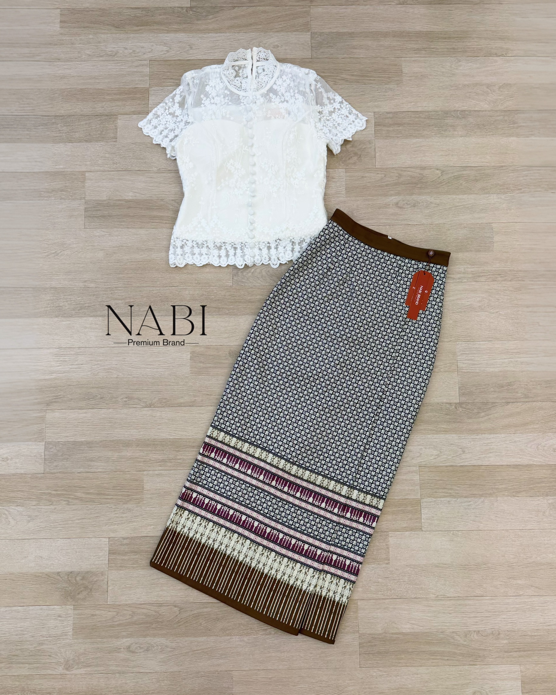 ชุดไทยคอลใหม่ สวยอย่างหรูผู้ดี เสื้อลูกไม้แขนสั้นสีขาวใช้ผ้าลูกไม้อย่างดี มาคู่กับกระโปรงพิมพ์ลาย ผ่าหลังเล็กน้อย ดีไซส์เก๋ มีซับในและฟองน้ำอย่างดี งานซิบหลัง งานคุณภาพ คัดสรรมาให้ช้อปกันแล้วค่ะ ห้ามพลาดค่าา🤍 #งานป้ายnabi #ชุดเซท #ชุดไทยสีขาว #ชุด
