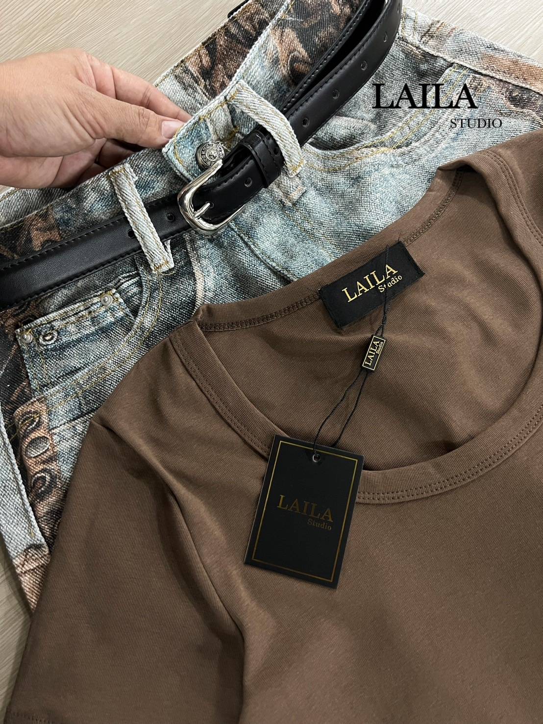 Tag: LAILA Detail: Set เสื้อ+กางเกง+เข็มขัด เสื้อแขนสั้นทรงกึ่งครอป งานผ้ายืดหยุ่นเด้งสวย มาในโทนสีน้ำตาลม่อคค่า มาพร้อมกางเกงยีนส์💯 ขายาวงานนำเข้า ทรงบอยๆปล่อยๆ แต่งลายวินเทจเก๋สุดๆ พร้อมเข็มขัดหนังสีดำ ยีนส์ทรงดีสุดๆคุ้มค่าาการันตีเต็มสิบไม่หักค