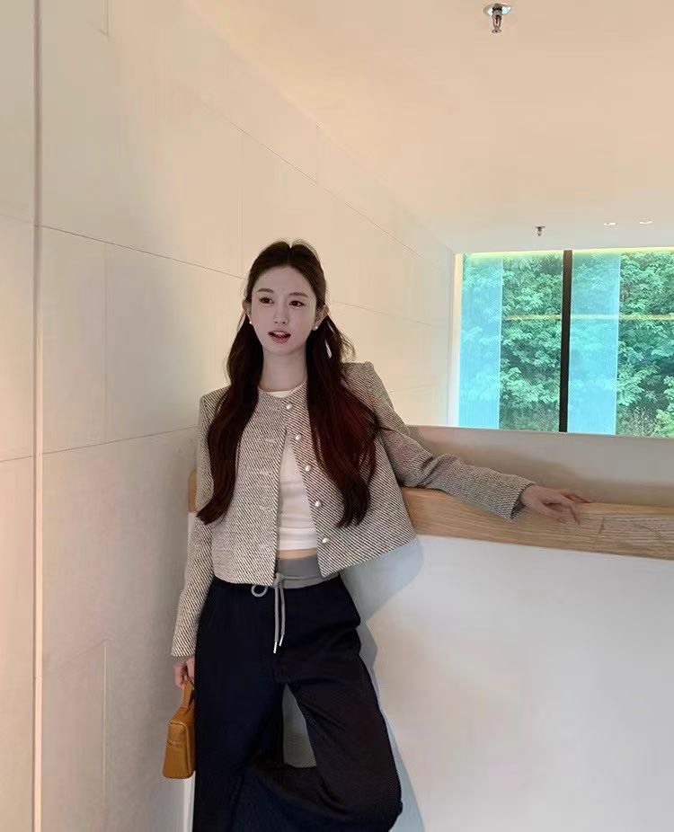 MAYA SHOP 8336# Blazer แขนยาว มีฟองน้ำเสริมบ่า แต่งกระดุมสีเงิน เนื้อผ้าดี มีซับใน