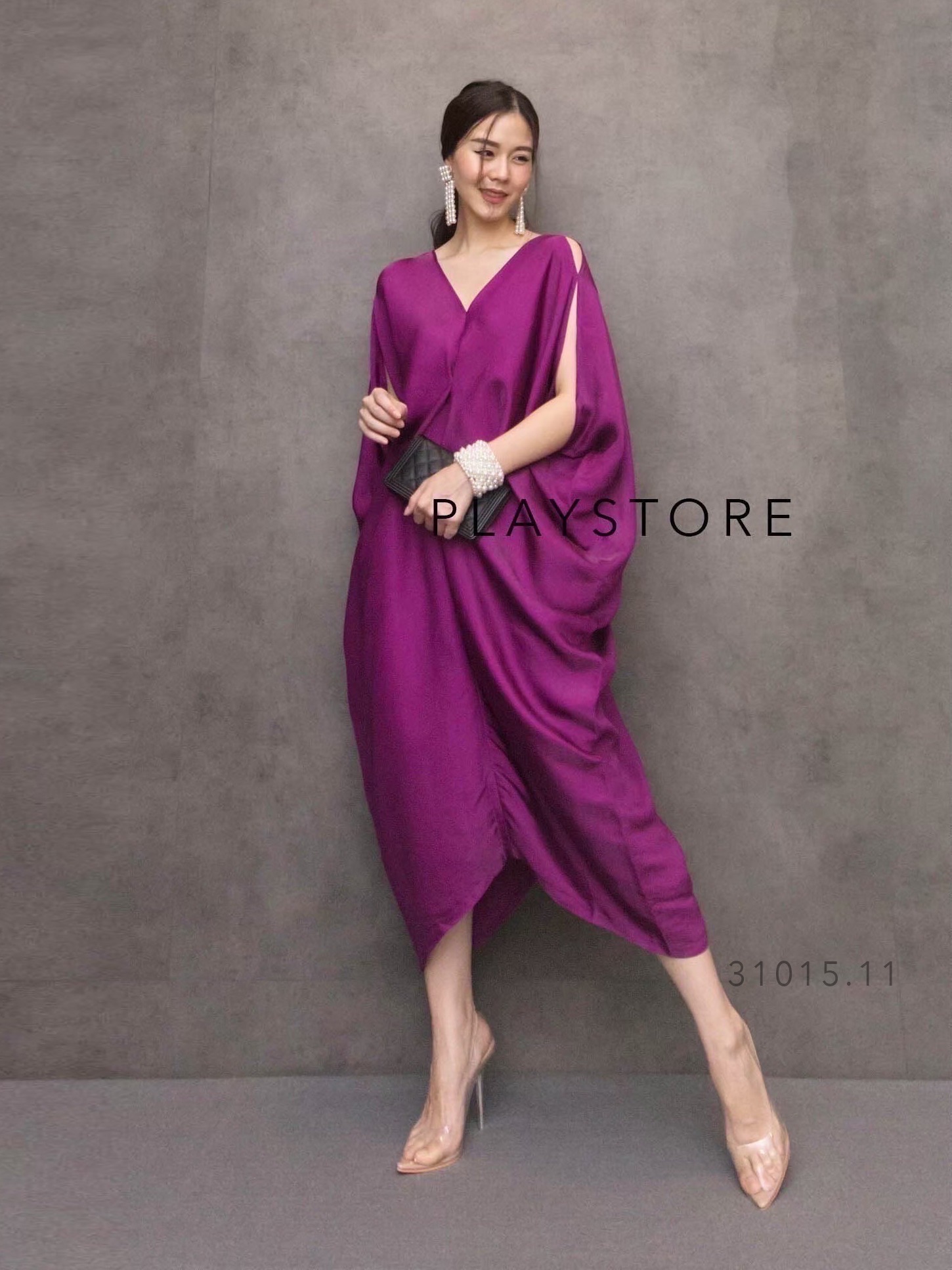 เดรสดีไซน์เก๋ ทรงโคร่งๆ คอวีไหล่เว้า ใส่ออกงานสวยสง่า เนื้อผ้าสวยเล่นแสงดี มีความเหลือบๆประกาย ใส่แล้วผ่องมีออร่า เหมาะกับสาวทุกไซส์ ใส่สบายสุดๆ ใส่ออกงานเริ่ด..ตอบโจทย์ทุกโอกาส หรูหราทุกสี!!! #mirrorsister #ถ่ายจากสินค้าจริง #งานป้ายMiRRoRsister #31015.1