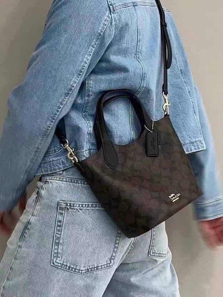 กระเป๋าสะพายไฮโซแบรนด์เนมโค้ชทรงโท้ทขนาด 8 นิ้วสีน้ำตาลดำลาย C COACH HANNA BUCKET BAG (CR256)