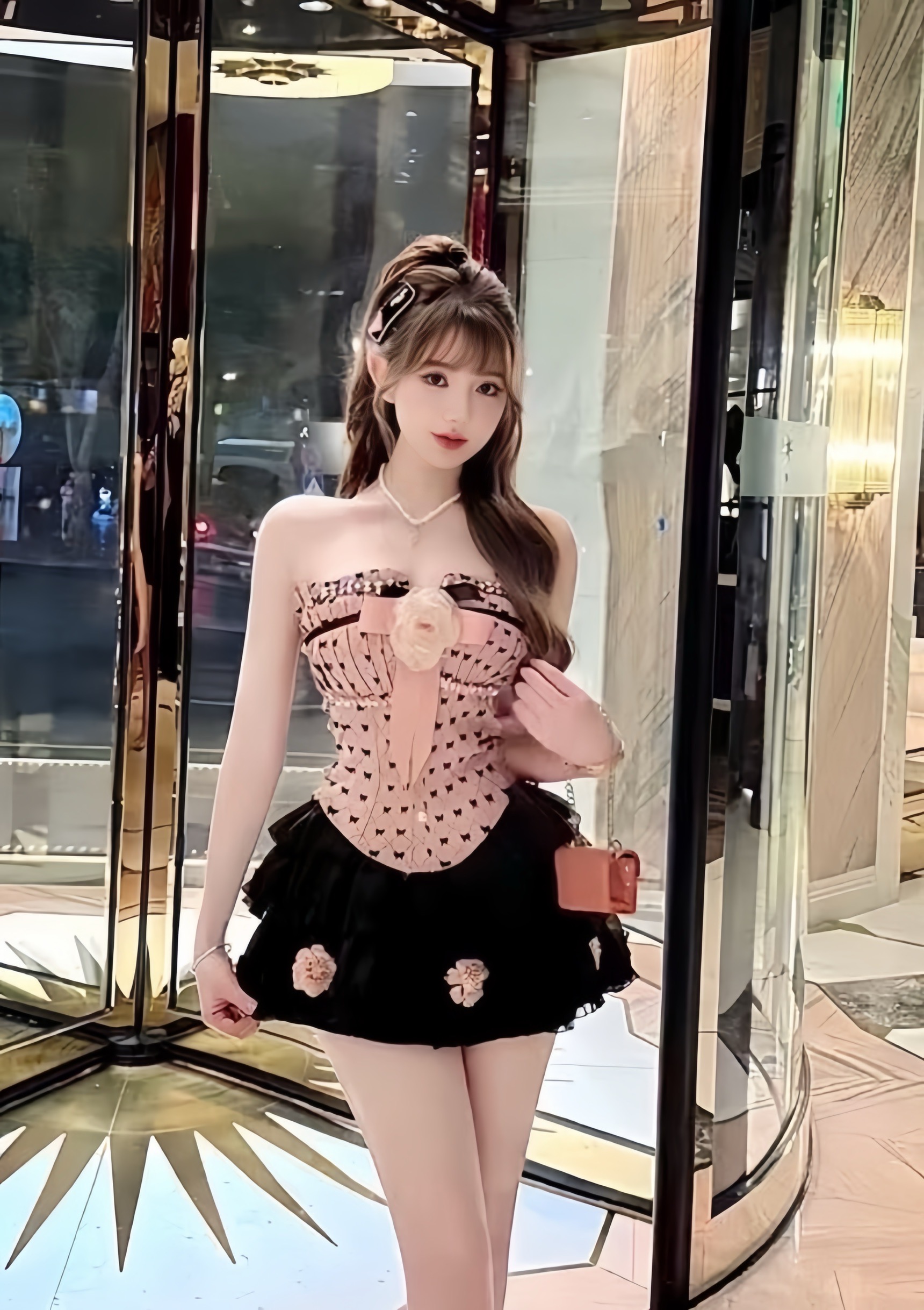 ชุดเซต2 ชิ้น เสื้อเกาะอก+กระโปรง มีซับในกางเกง ตัวเสื้อแต่งอะไหล่เพชรด้านหน้าตัวโบว์สีชมพูติดด้านหน้าเป็นเข็มกัดถอดแยกชิ้นได้และอะไหล่กระโปรงดอกไม้เป็นเข็มขัดถอดแยกชิ้นได้ตัวเสื้อหน้าอกเสริมฟองน้ำมีกันลื่นรอบตัวรุ่นนี้ผ้าดีมากค่ะ