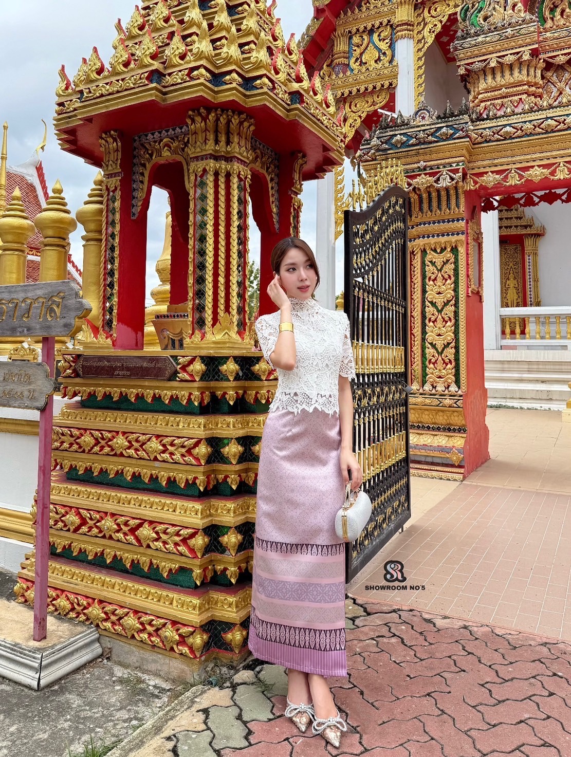 Set คุณปอย เสื้อลูกไม้ + กระโปรงผ้าลายไทย งานสวย หรูหรา ราคาเบาๆ มาคะคุ้มๆได้2ชิ้น ใส่แยก ใส่แมทได้หมด งานดีราคาสบายกระเป๋า ผ้าดีมาก ๆ สวยหรู ดูดีไปอีกค่ะ มีซับใน คือดี๊ ดีย์