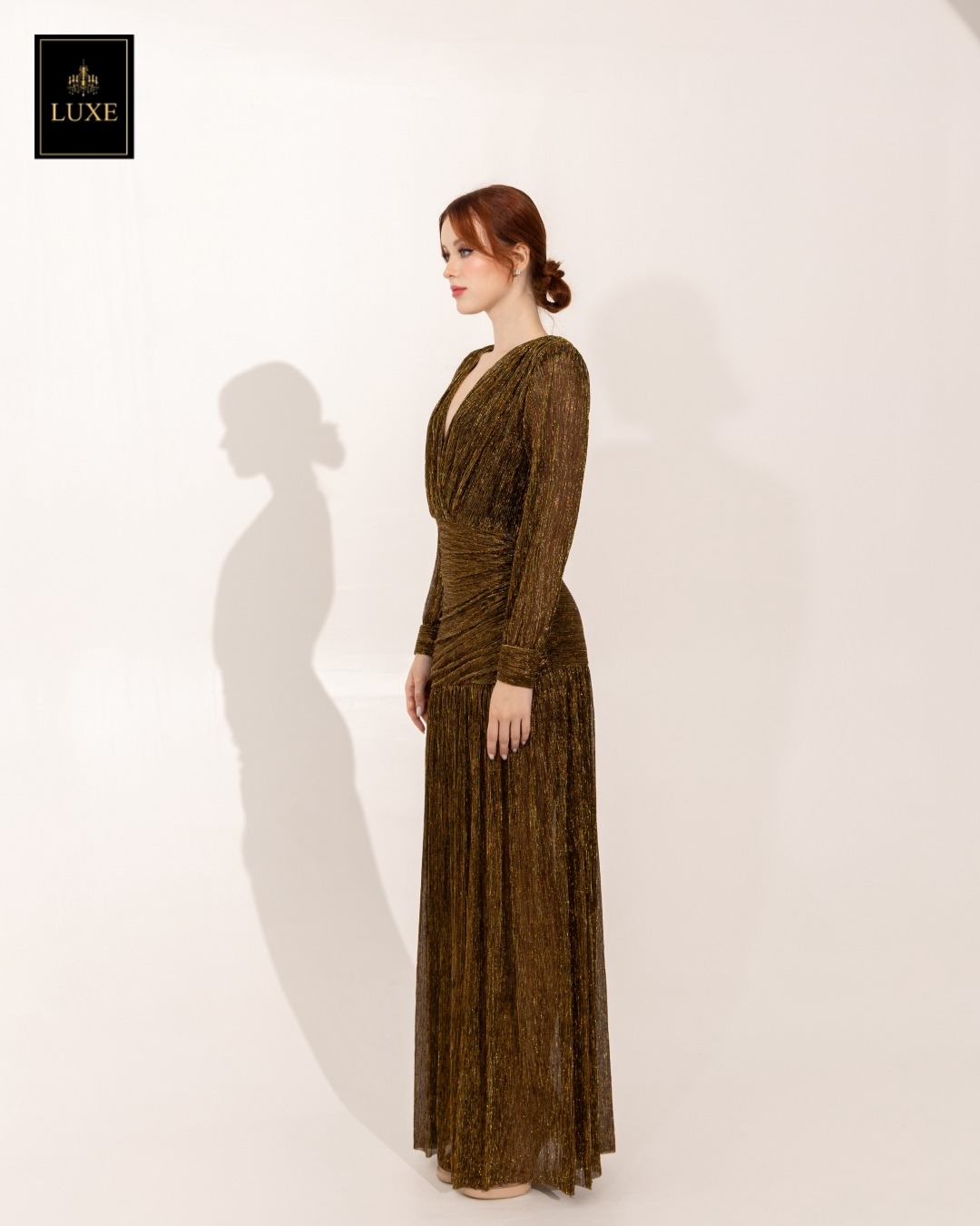 Label : LUXE แม็กซี่เดรสเสื้อคอวีป้าย แขนยาวเสริมไหล่ กระโปรงจับเดรปย่นเข้ารูปตรงสะโพก ต่อชายกระโปรงบาน ผ่าหน้าขา ทำจากผ้าราเม่อัดพลีทผสมดิ้นเมทัลลิก ผ้านุ่ม ยืดหยุ่น ใส่สบาย เล่นแสงสวย มีซิปซ่อนและซับในเต็มตัวค่ะ