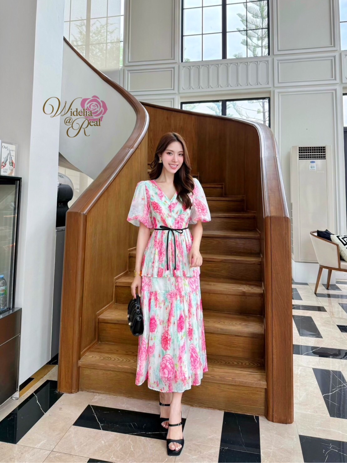 Maxi dress แม็กซี่เดรสแขนพอง คอวี ซิปหลัง เอวเย็บโบว์ดำ เนื้อผ้าอัดพลีทพิมพ์ลายดอกกุหลาบสีชมพู ช่วงกระโปรงเย็บระบายต่อผ้าเป็นชั้นๆ เนื้อผ้ามีน้ำหนัก ชุดนี้ผ้าดีมากๆ งานคัตติ้งเนี๊ยบ ทรงสวยมาก