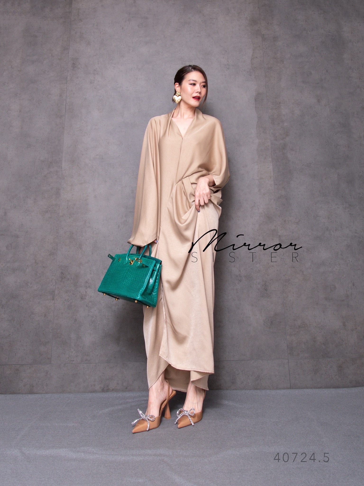MiRRoRSiSTER's NaZaa LooSE MaXiDReSS•• เดรสซิลค์ทรงสวยอลัง แพทเทรินทรงหลวมๆ ดีเทลคอวีติดกระดุมแป๊ก ช่วงตัวแต่งเย็บlineโค้ง ชายหน้าผ่า แขนข้างนึงสั้นกว่าข้างนึงยาวกว่าเก๋ไก๋ แพทเทรินอำพรางสัดส่วน ใครใส่ก็ดูหรูหรา มีออร่าทุกสี