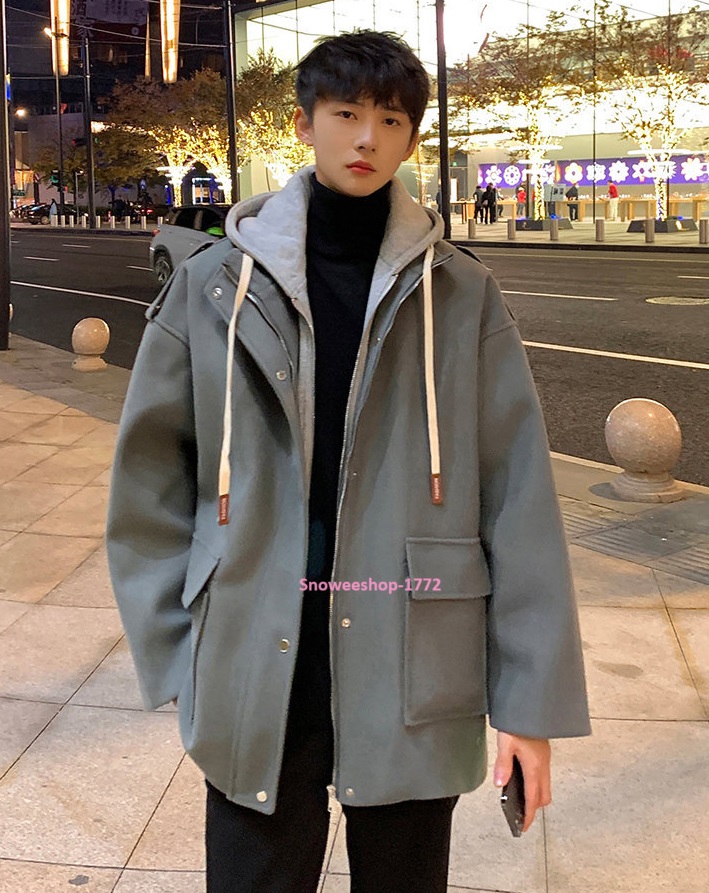 Hoodie Tops Street เสื้อโค้ทผู้ชายทรงโอเวอร์ไซเหมือนใส่สองตัวซ้อนกัน เสื้อโค้ทตัวสั้นมีฮู้ดดีเทลล์เหมือนใส่สองตัว ซิปและกระดุมสองชั้นใส่แบบหลวมๆ มี 3 สี มีหลายไซใหญ่สุดอกเสื้อ 54 นิ้ว