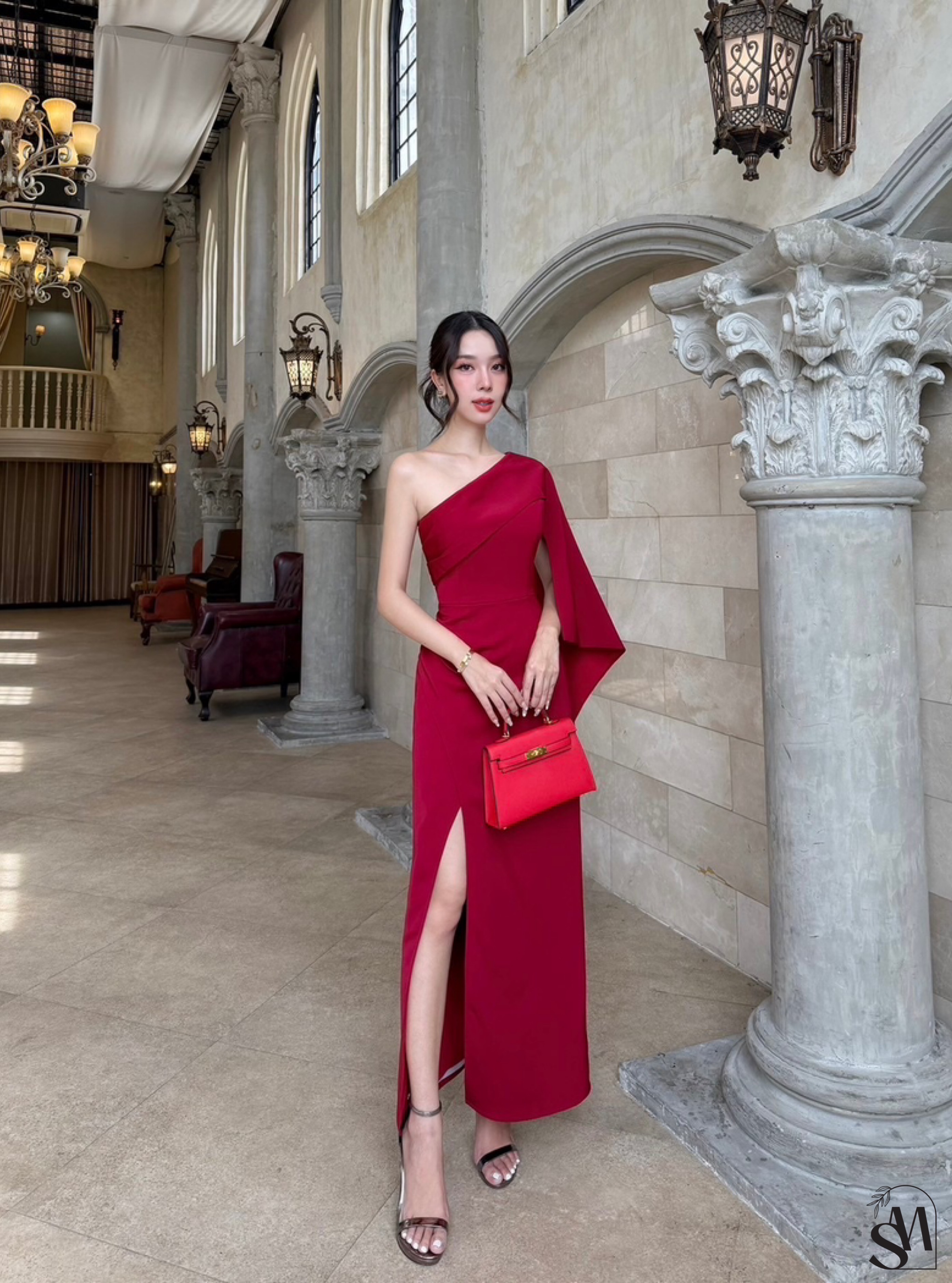 เดรสไหล่เฉียงงานจับจีบแต่งสไบ แพทเทิร์นสวยเข้ารูป กระโปรงทรงไขว้เปิดโชว์เรียวขา เนื้อผ้าโพลีเอสเตอร์ผสมซิลค์ซาตินให้ความสวยหรู งานมีซับในซิปหลังเป็นลุคที่สวยโดดเด่นในทุกปาร์ตี้