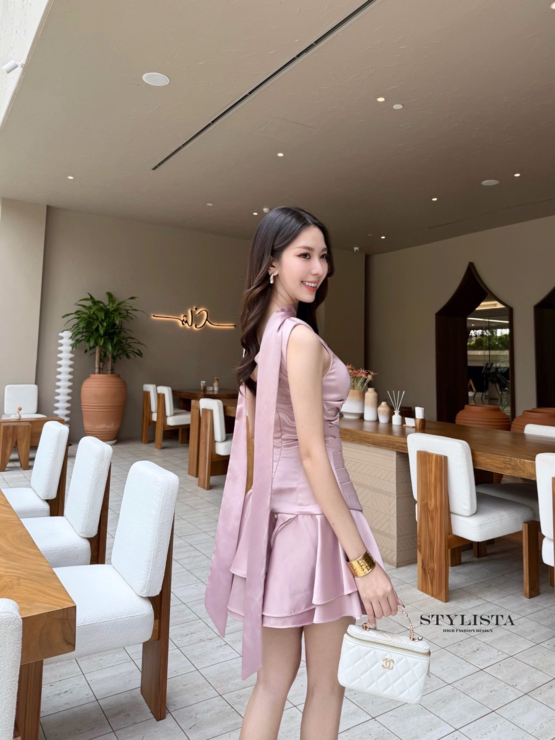 มินิเดรสกระโปรงพริ้วๆ ชั้นๆ แต่งดอกไม้ เย็บช่วงสะโพกให้เข้ารูป ใส่สวยเป๊ะๆ ดูสูงเพรียวหุ่นดี เปิดไหล่ข้างนึง ทีผ้าคล้องคอ ใส่สวยน่ารักมากๆ ใส่เที่ยว ใส่ออกงาน ใส่ได้หลายโอกาส จัดด่วนนนๆ ชุดสวยหมดเร็วนะคร๊า สั่งก่อนสวยก่อน!!