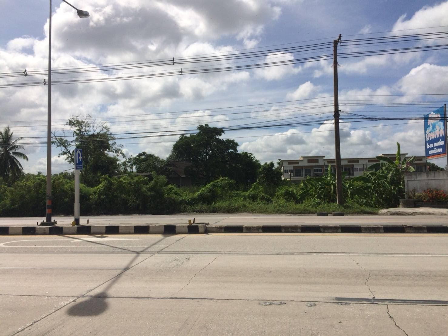 ขายที่ดินติดถนนใหญ่ศุขประยูรเหมาะแก่การทำธุรกิจพื้นที่กว้าง 2ไร่ 1งานหน้ากว้าง 55 เมตรห่างจากปั๊มพีที 134 ม. อ.พนัสนิคม จ.ชลบุรี