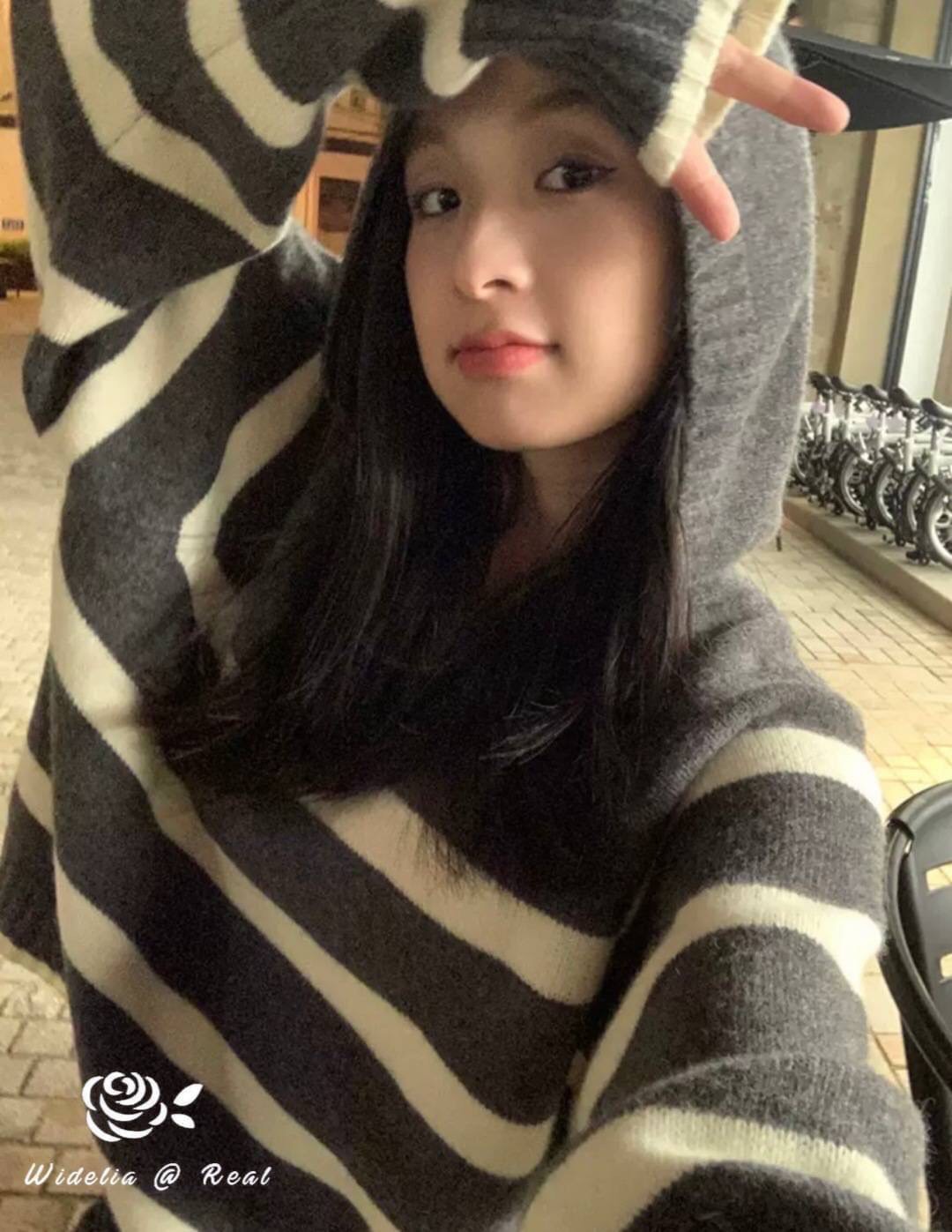 Blouse :: เสื้อตัวยาวสุดเก๋ รุ่นนี้ปังมากแม่ งานเกรดพรีเมี่ยม ตัวเสื้อเป็นไหมพรมเนื้อนุ่มนิ่มทอสลับเป็นริ้วสวย มาพร้อม Hood สุด Cute งานสวย ทรงเป๊ะ คัทติ้งเนี้ยบมาก งานไหมพรมเนื้อดีมากนะคะ รับรองใส่ออกมาไม่ผิดหวังการันตีให้เลย บอกเลยห้ามพลาดเด็ดขาดงานดีงา