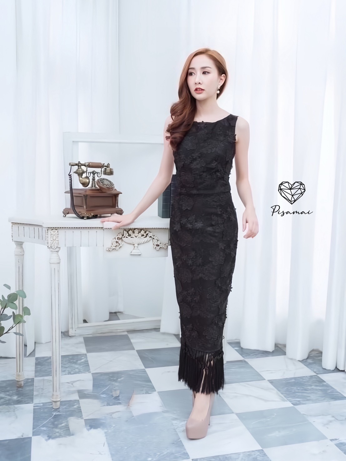 เดรสแขนกุดสีดำตัวยาวมาในงานผ้าลูกไม้ฉลุนูนสีดำ ด้านหลังเป็นทรงเปิดหลัง ช่วงชายแต่งพู่เส้น เทคเจอร์ผ้าสวยสวยมากๆค่า ต้องมีเลยค่า