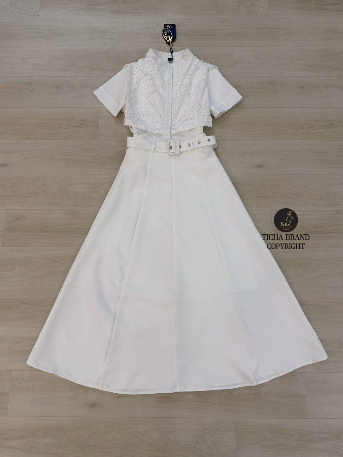 Set 2 ชิ้น เสื้อแขนสั้นสีขาว กระดุมหน้า ดีเทลคอปิด แต่งคลุมลุลูกไม้ยาวถึงกลางลำตัว แมทซ์กับกระโปรงยาวสียาว ตีเก็ดหน้าหลัง มีซิปหลังช่อน ชับใน มาพร้อมเข้มกลัดผ้าสีเดียวกับชุด ใส่แมทส์กันสวย ลัคชูสุดๆ ห้ามพลาดนะคะ