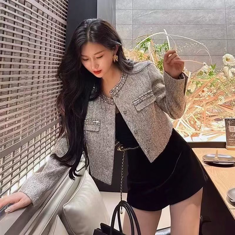 Label :: AURORA by RAMI-PAPHA Setเสื้อทวิสสีสันเรียบหรูหรา สวยสะดุดตา งานมีเทคเจอร์ในตัว ด้านหน้าแต่งกระดุมใช้งานได้จริง ช่วงไหล่เสริมฟองน้ำเพื่อทรงสวย มีซับใน