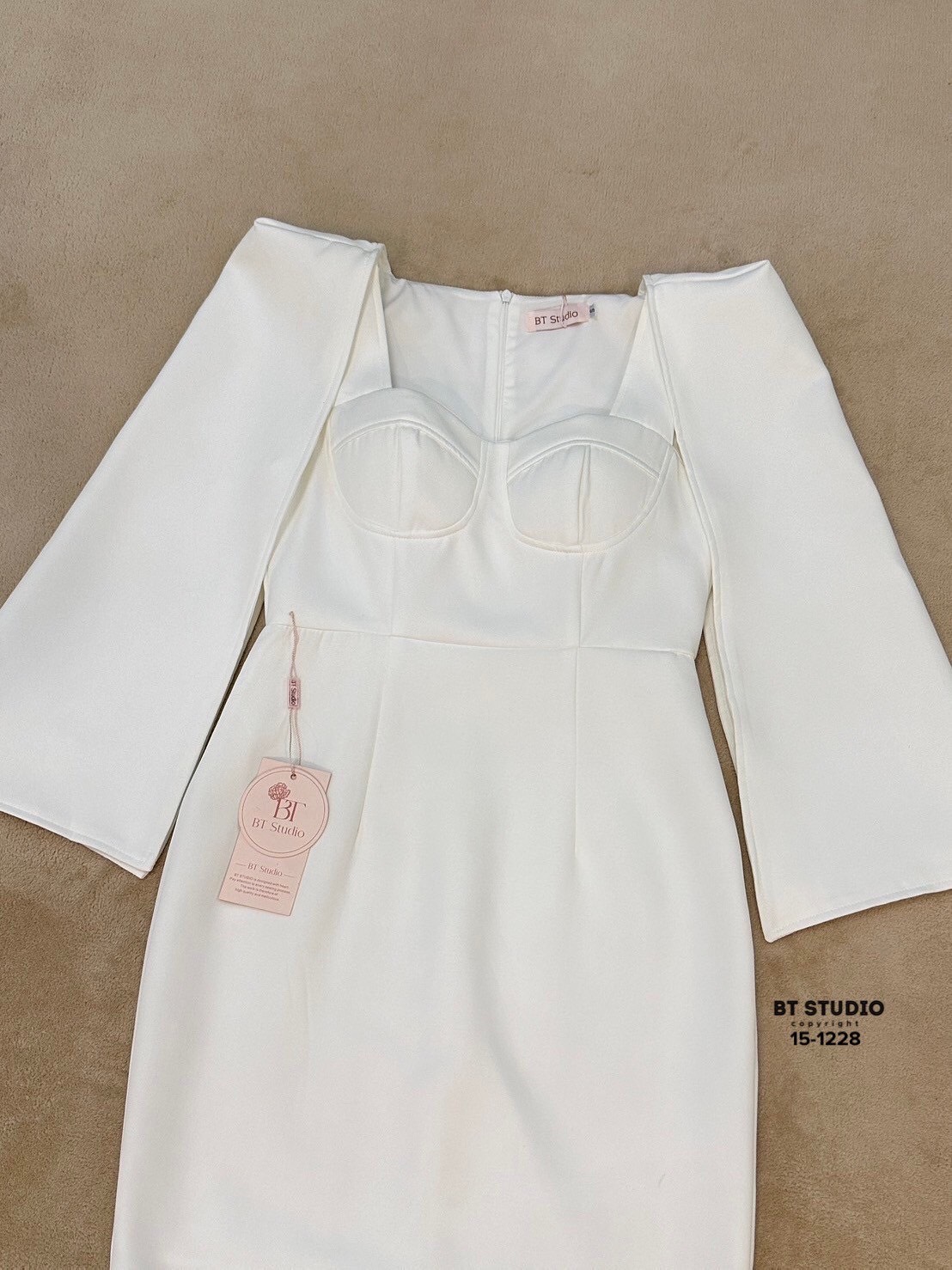 เดรสยาวทรงสอบ ดีเทลความคลุมเข่าดีเทลแต่งผ่าแขนช่วงแขนปิดหัวไหล่ ผ่าปลายชายด้านหลัง งานสวยเนื้อผ้าดี คัตติ๊งสวยมีซับในตัวคะ