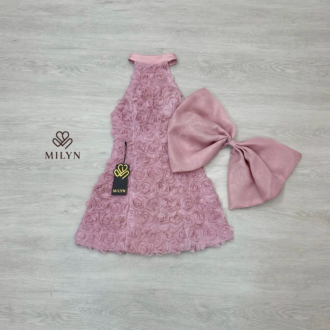 มินิเดรสแต่งดอกกุหลาบทั้งตัว ดีเทลเนื้อผ้าแบบ 3D ทำให้ชุดดูโดดเด่นมากขึ้น คอฮัลเตอร์ช่วยเสริมลุคให้ดูเพรียวและหรูขึ้นไปอีกขั้น ด้านหลังเปิดหลังสวย พร้อมโบว์ใหญ่สุดละมุนเป็นไฮไลต์ของชุด ใส่แล้วน่ารักปนความหวานแบบผู้ดีมากกกก 💙 ตัวเดรสทรงสวย