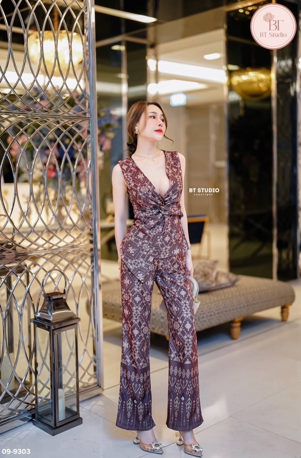 เซท 2 ชิ้น เสื้อแขนกุดคอวีตรงกลางแต่งผ้าบิดปลายชายแต่งเว้าเฉียง ซิปหลัง แมทซ์กับกางเกงขายาว งานพิมพ์ลายไทยประยุกต์ เนื้อผ้าดีมีซับใน สวย หรู ขับผิวออร่าคร้าา