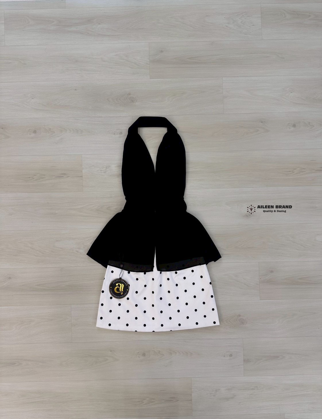 Set.2 ชิ้น เสื้อ+กระโปรง เสื้อคล้องคอสีดำคอวีลึกเนื้อผ้าชีฟอง ด้านหน้าและหลังผูกเชือก (ขอบด้านหลังมีสม๊อก) ชายเสื้อบานเล็กน้อย สายด้านหลังสามารถปรับรูดสายผูกเองได้ ใส่แล้วเซ็กซี่ มาพร้อมกระโปรงเอวสูงทรงเอลายจุด ซิปหลัง มีซับใน