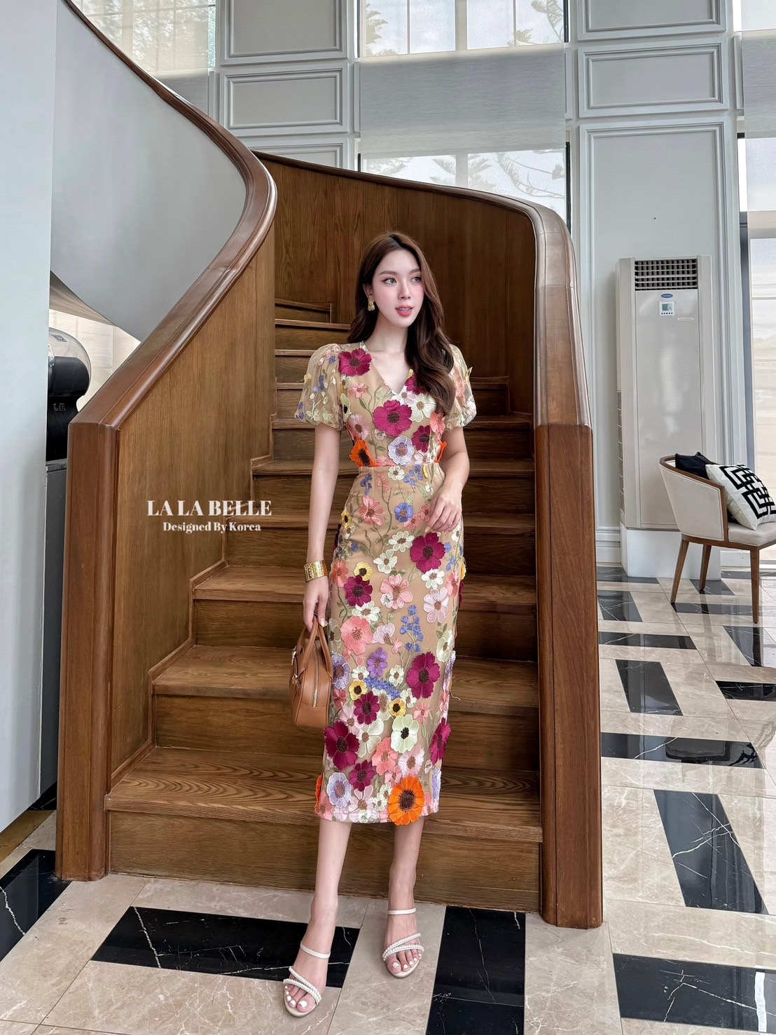 นเดรสคอวีแขนตุ๊กตาเอวเข้ารูปกระโปรงยาวทรงสอบมีซับในผ้าหนานุ่มอย่างดีทั้งชุดรวมถึงแขนด้วยค่ะตัดเย็บด้วยผ้าปักมวลดอกไม้ทั้งชุดหน้าหลังอย่างดีบวกกับดอกไม้ป๊อปอัพโดยการเย็บดอกไม้ทีละดอกทั่วทั้งชุดเย็บดอกไม้แน่นให้อย่างดีทำให้ชุดดูหรูหรา