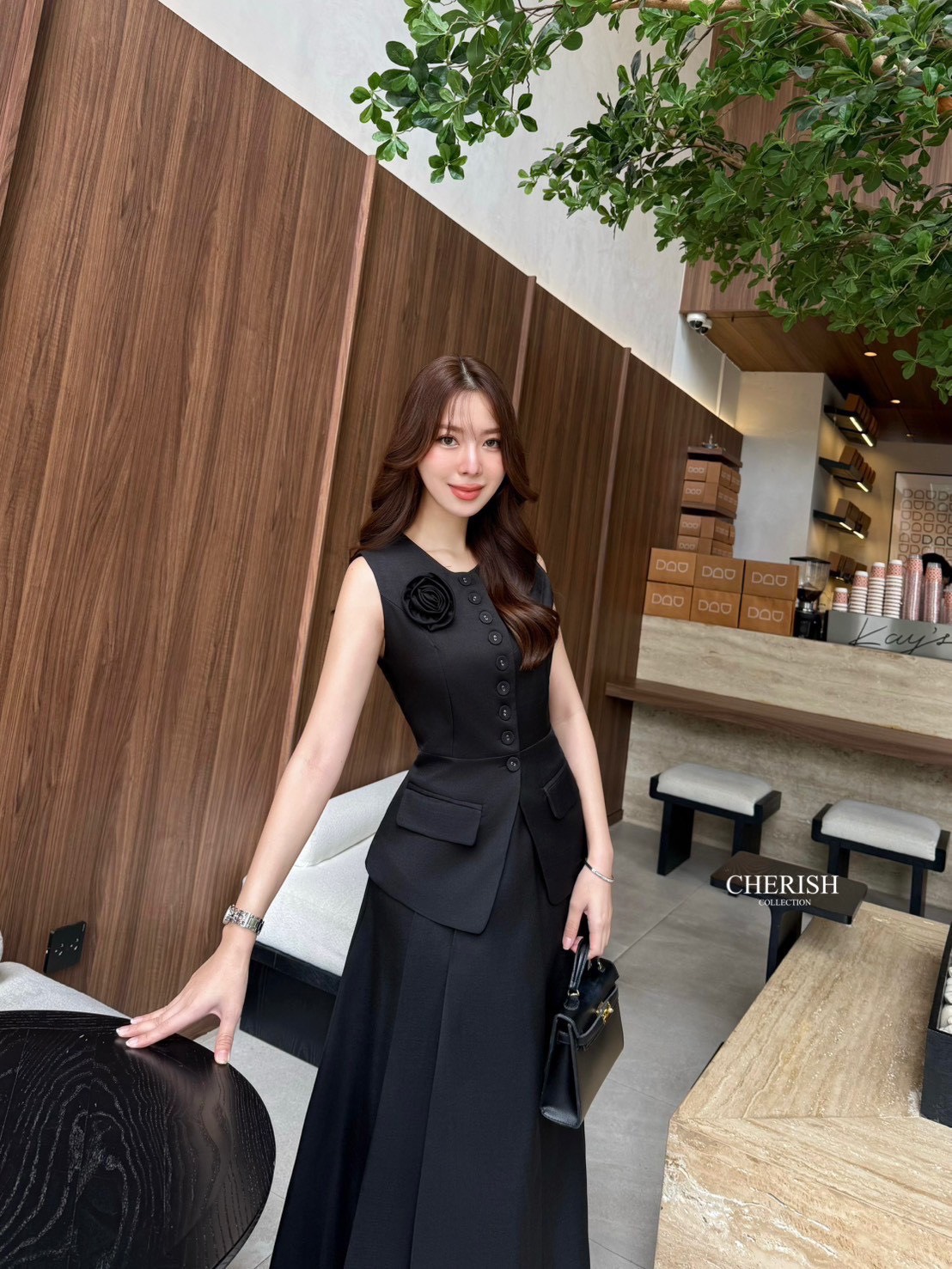 ชุดเซ็ท เสื้อ+กระโปรง สไตล์คุณหนู เรียบหรูดูผู้ดี เสื้อแขนกุดตัวยาวตกแต่งกระดุม มีกระเป๋า 2 ข้างใช้งานได้จริง มาพร้อมเข็มกลัดดอกไม้ จะติดตรงไหนก็ได้ตามใจชอบ ตัวกระโปรงบานเอวสูงจับจีบหน้ามีกระเป๋า 2 ข้าง ซับในอย่างดี จะใส่เดินห้างหรือไปงานสังสรรค์เข้าสังคม