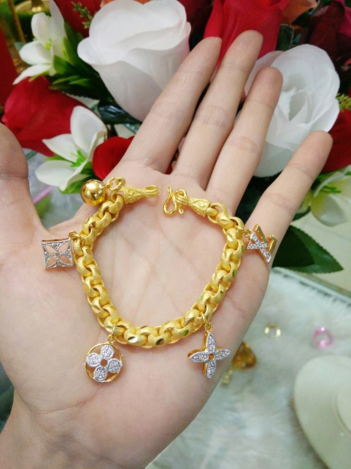 เลสข้อมือเพชรcz หรือเพชรสวิสแท้ คัดทุกเม็ด สวยหรู ดูแพงต้อง LV