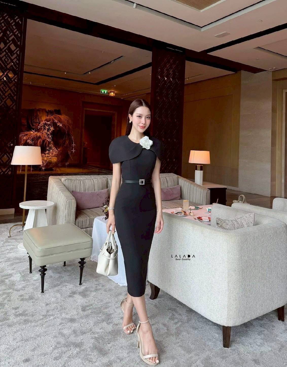 set 3 ชิ้น เดรสทรงพอดีตัว เรียบหรู สวยแพงงงมากค่ะ คอปกสวยหรู ช่วงอกเสริมฟองน้ำเพิ่มความมั่นใจ ตัดเย็บอย่างดี การันตีงานคุณภาพ +เข็ดกลัดดอกไม้ และแถมเข็มขัด สวยหรู สวยแพง